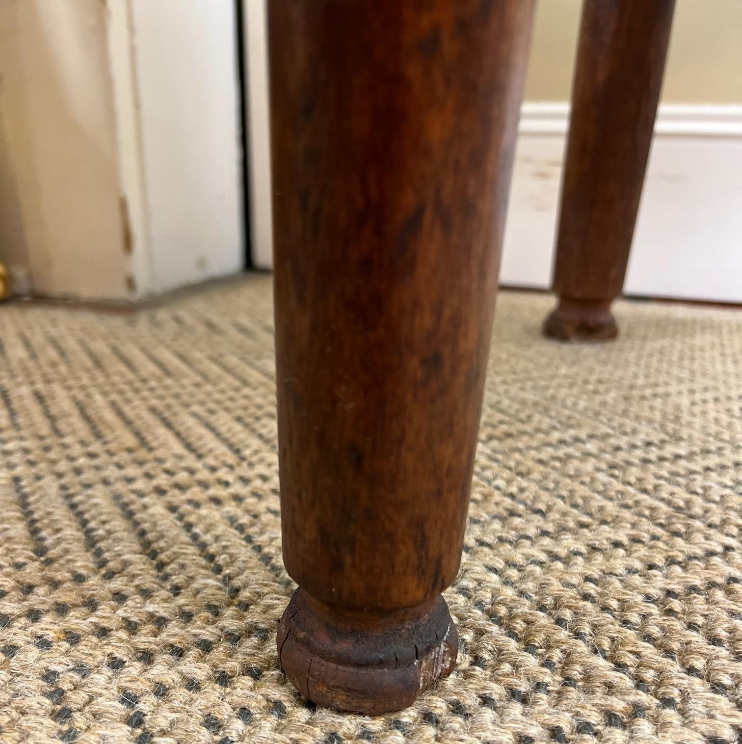 Table d'appoint rustique du début du 20e siècle à pattes de fuseau et dessus en planches simples Bon état - En vente à Morristown, NJ