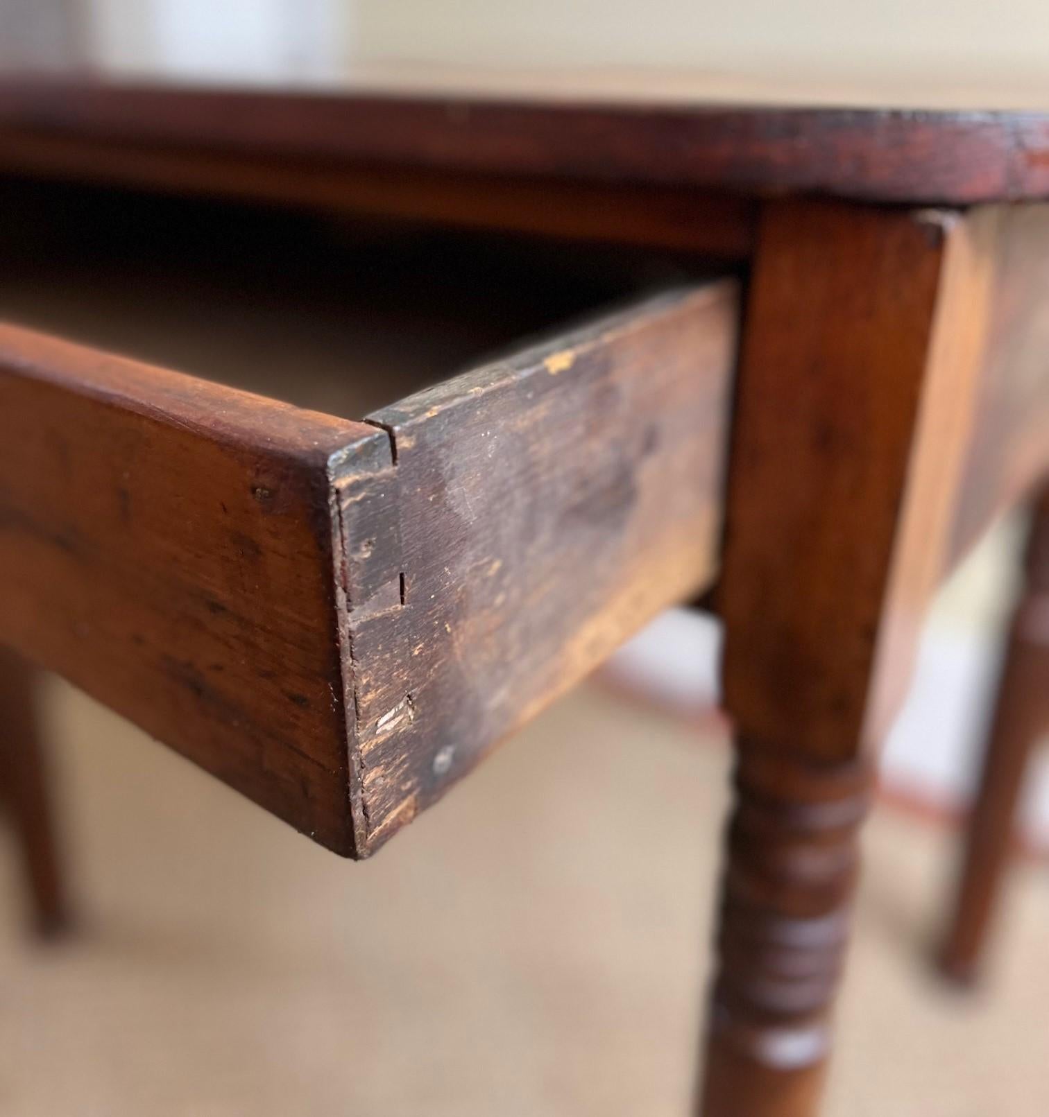 Métal Table d'appoint rustique du début du 20e siècle à pattes de fuseau et dessus en planches simples en vente