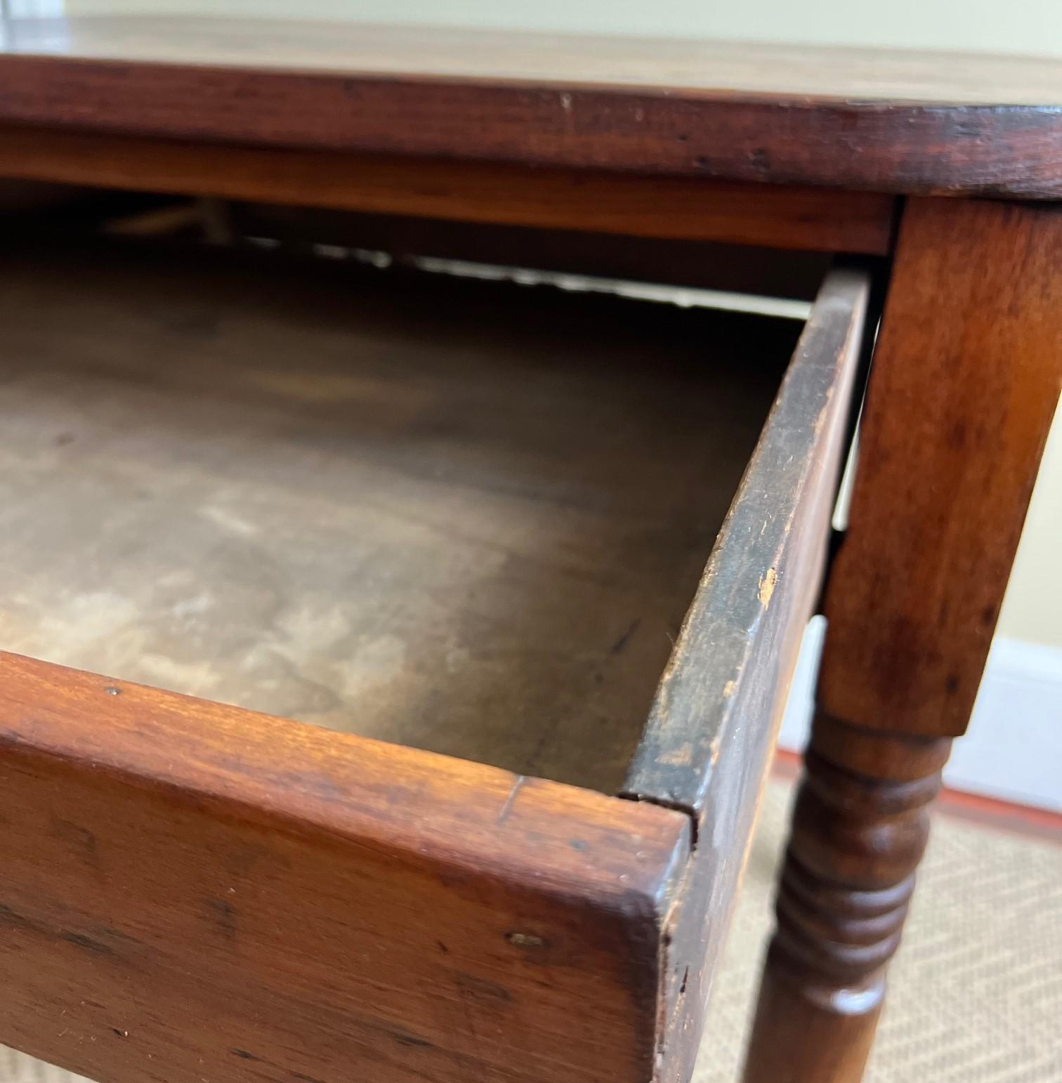 Table d'appoint rustique du début du 20e siècle à pattes de fuseau et dessus en planches simples en vente 1