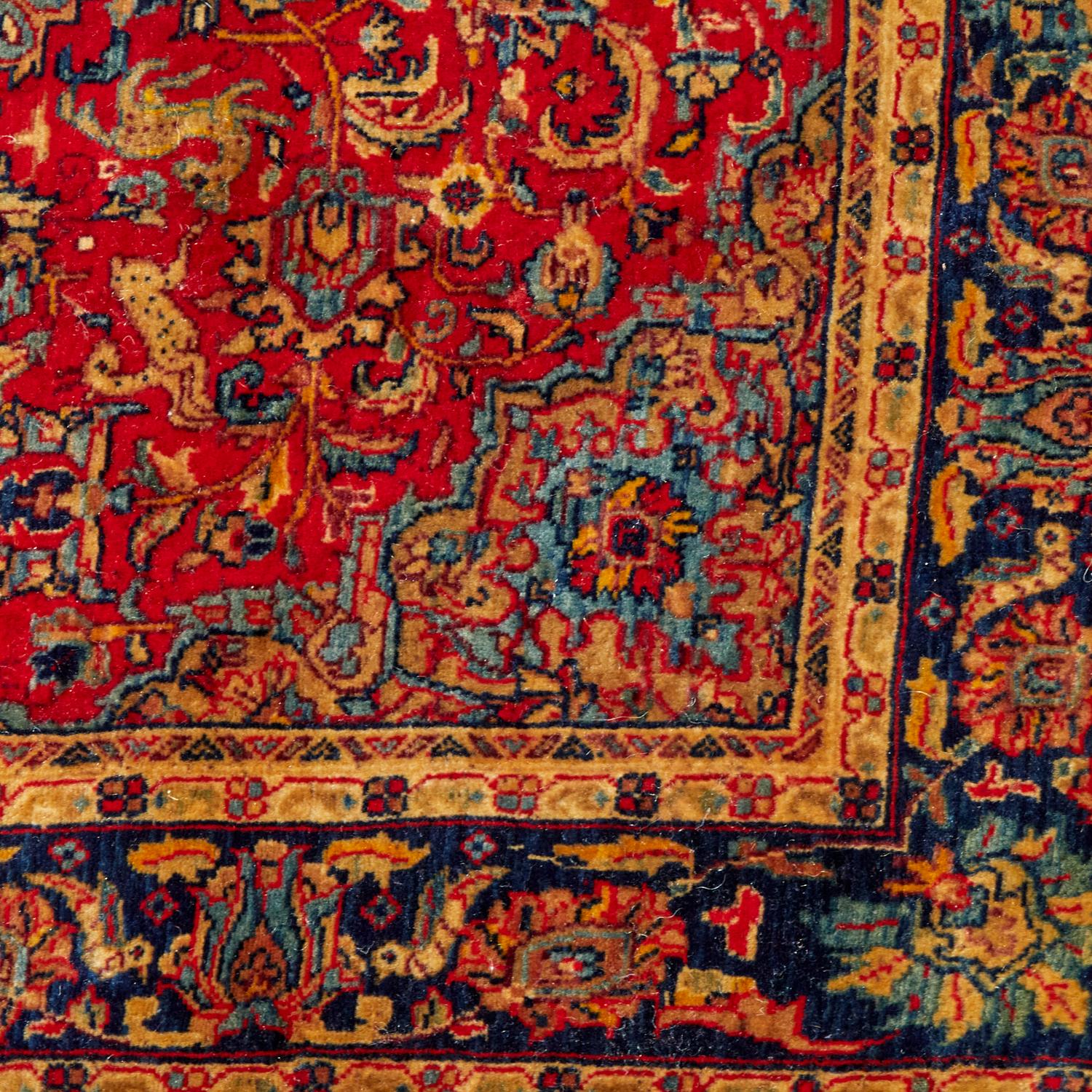 Début du 20e siècle, tapis sarouk noué serré, probablement un tapis sarouk de Farahan, aux couleurs riches et chatoyantes, avec un médaillon central entouré d'oiseaux et d'animaux, de flore et de faune.

Les tapis persans noués à la main de type