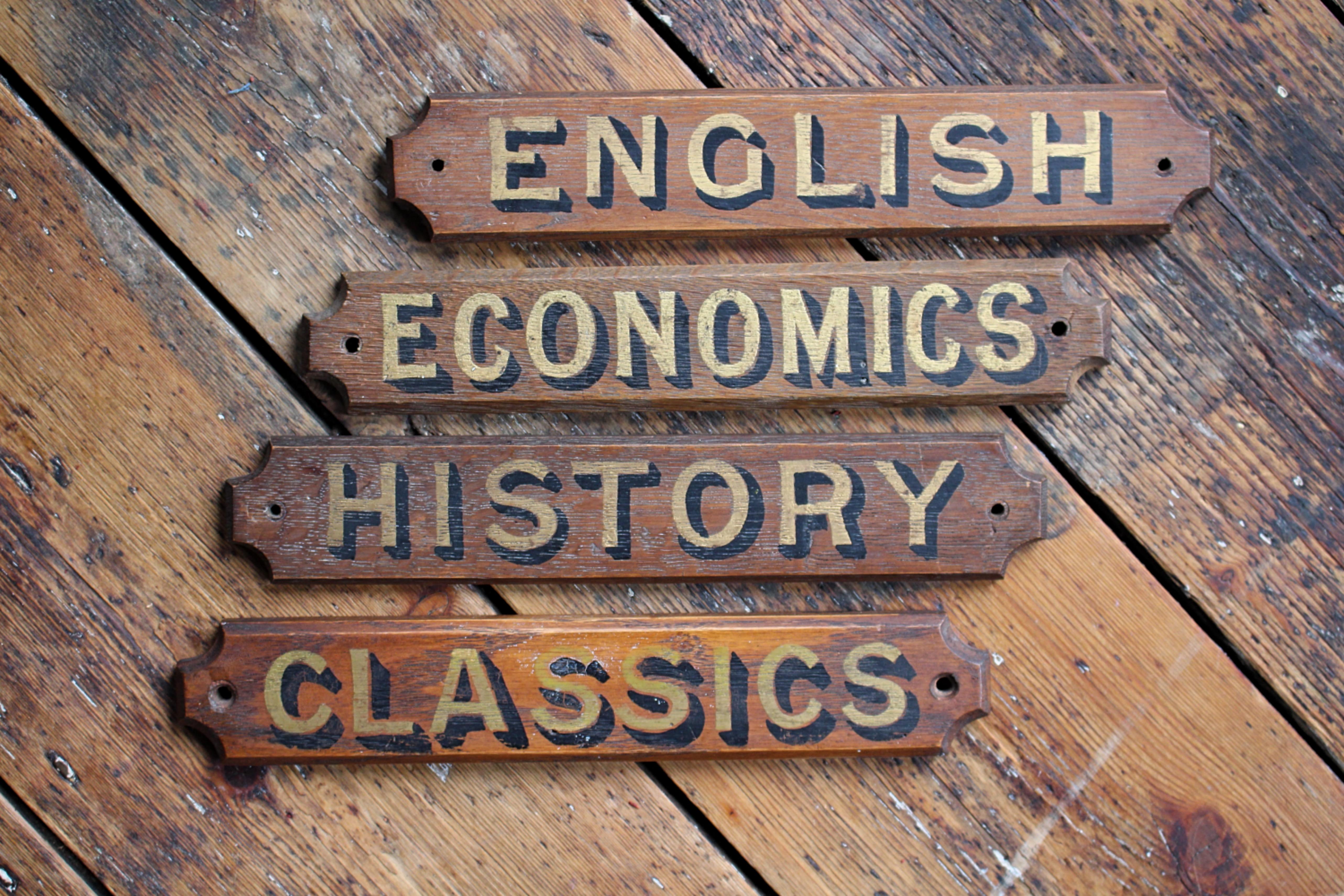 Plaques de classe A.I.C. Classic, English, History & Economics en vente 4