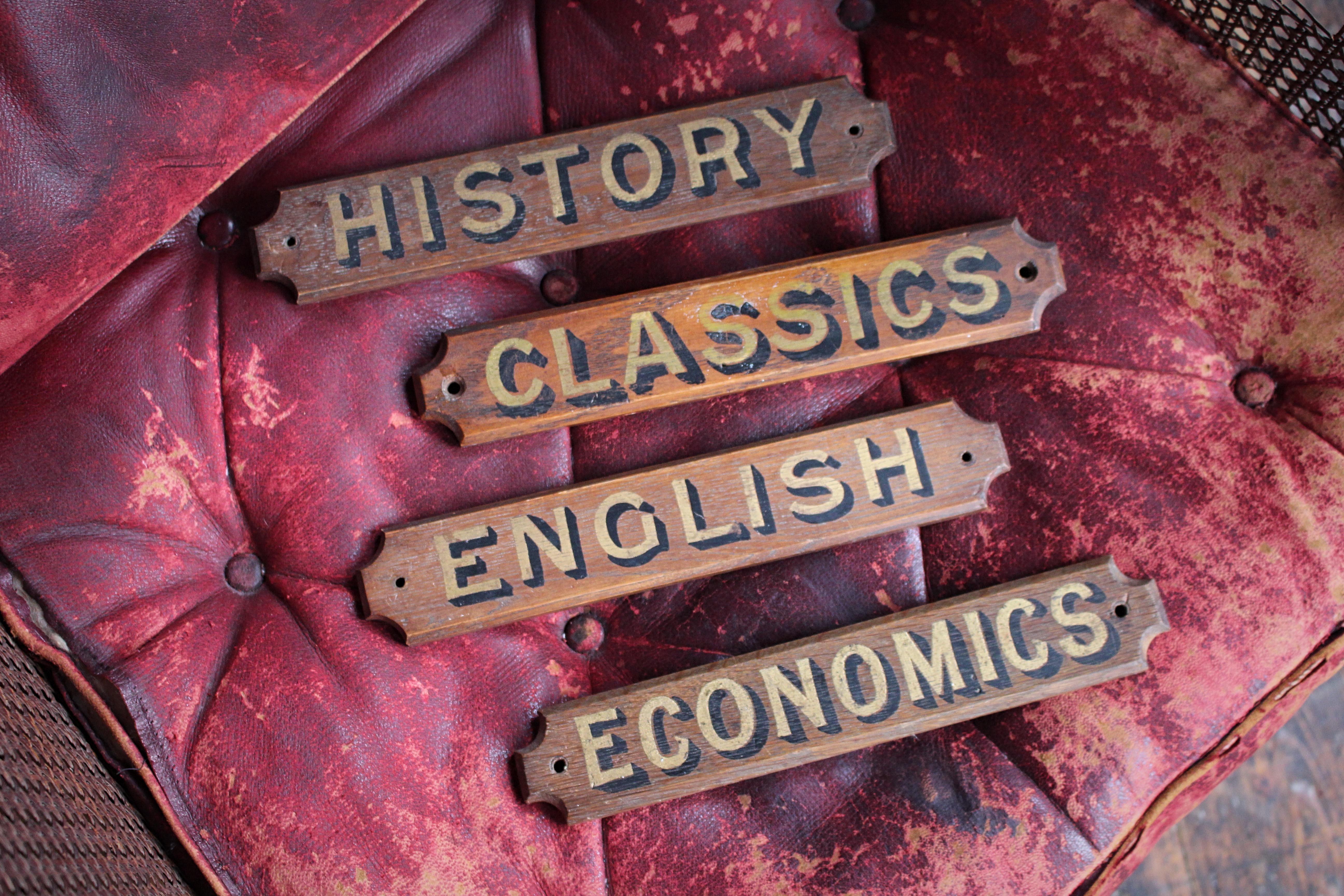 Collection de quatre plaques de porte de salle de classe en chêne, peintes à la main avec des lettres dorées, des bords décoratifs chanfreinés et des trous de fixation contrecollés.

Il est plus que probable qu'elle provienne d'un établissement