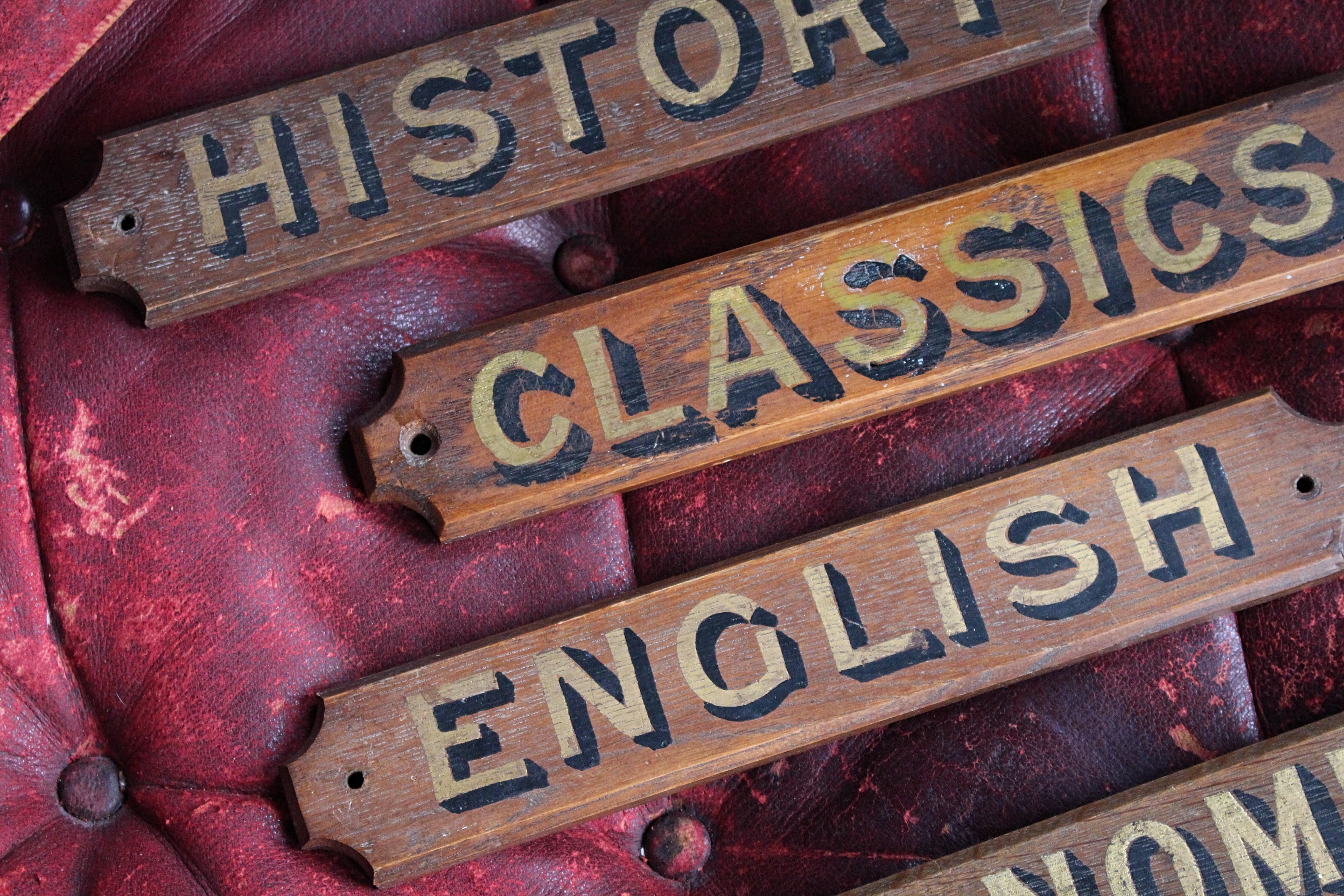 Édouardien Plaques de classe A.I.C. Classic, English, History & Economics en vente
