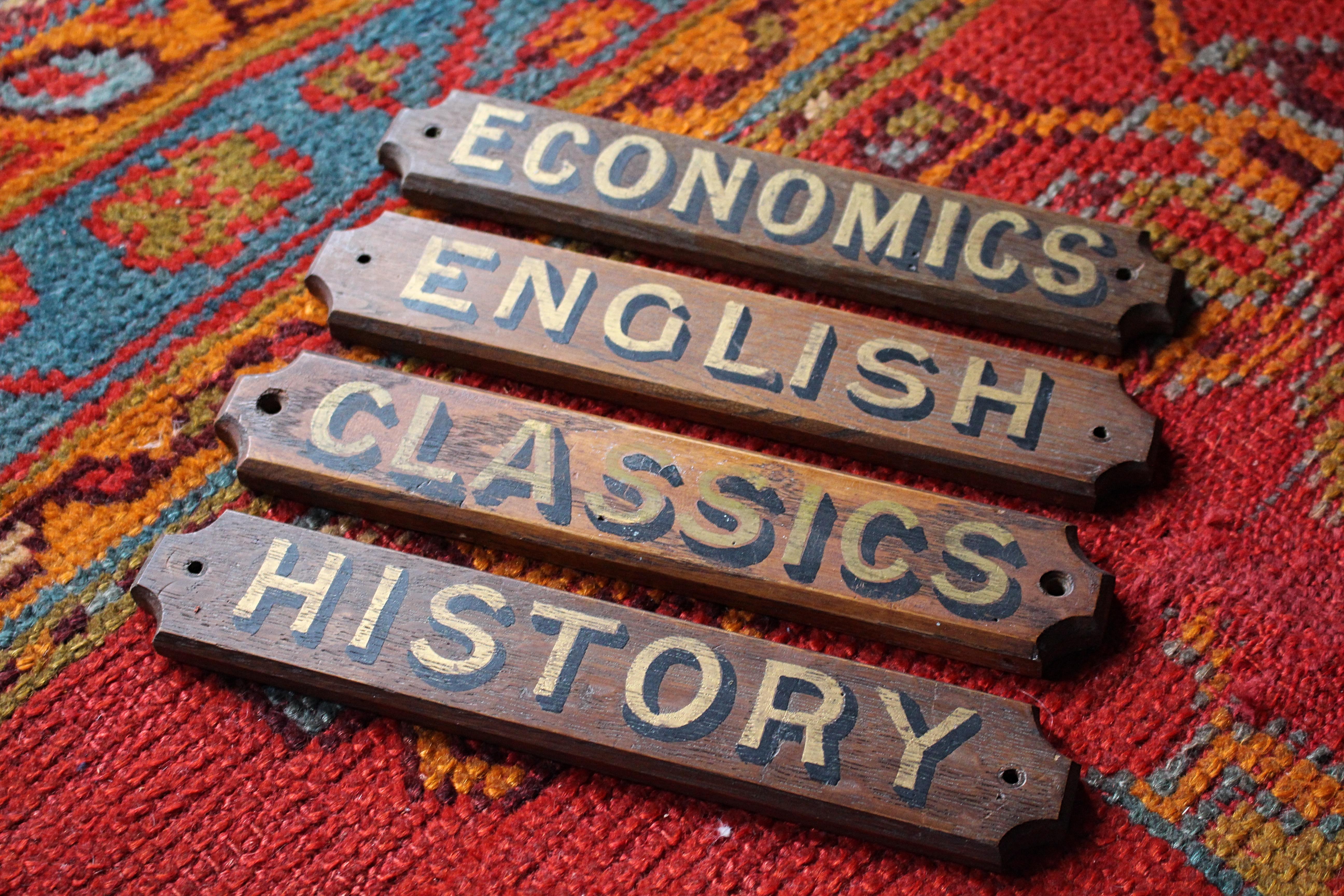 Plaques de classe A.I.C. Classic, English, History & Economics Bon état - En vente à Lowestoft, GB