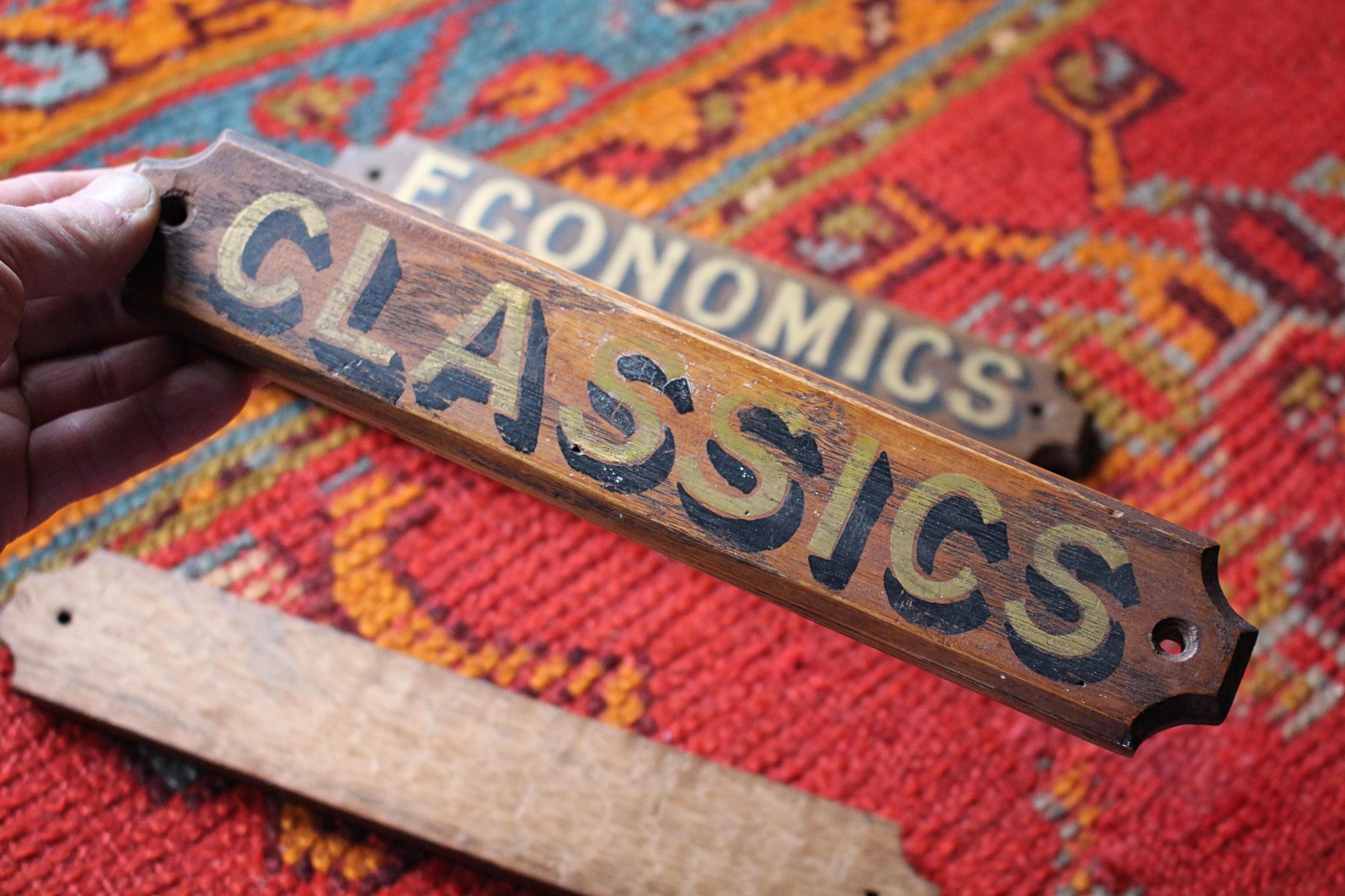 Plaques de classe A.I.C. Classic, English, History & Economics en vente 2
