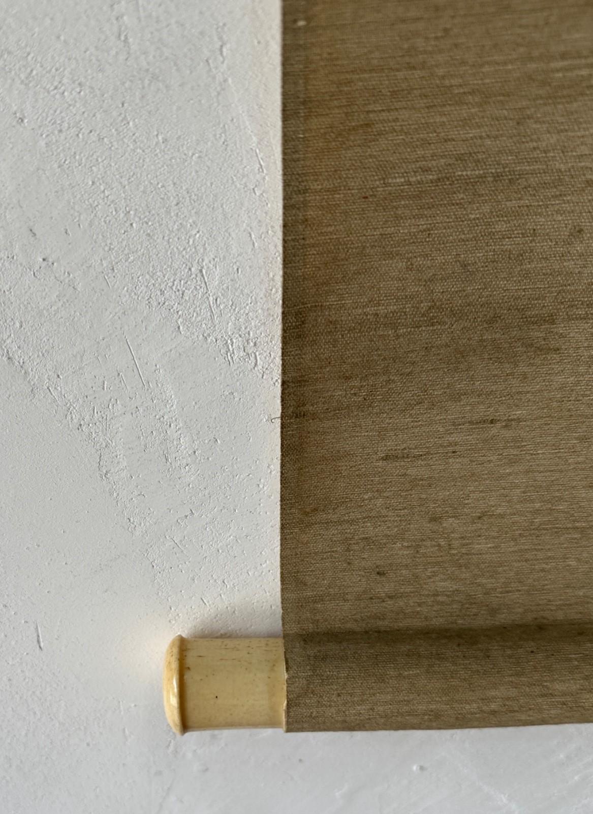 Schriftrolle aus dem frühen 20. Jh., die Vögel darstellt, die über die Wellen fliegen im Angebot 2