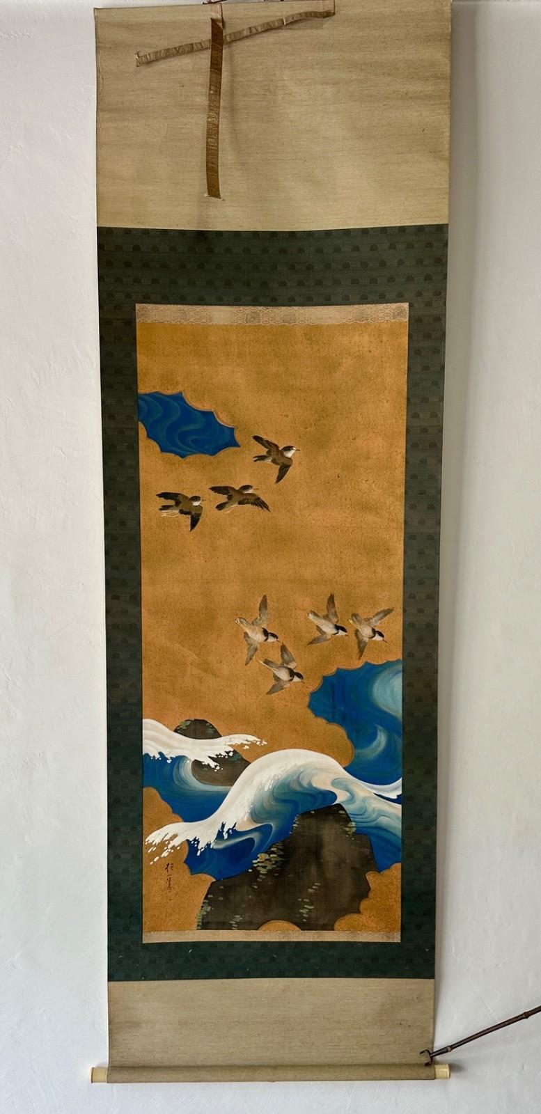 Einzigartige signierte hängende Schriftrolle, die Vögel darstellt, die über die Wellen fliegen.  

Alter: Erste Hälfte des 20. Jahrhunderts 
Größe: Insgesamt 203/64.5cm ( 79.8 / 25.3inch ), nur Malerei  Teil:117/50.5cm (46 / 19.8 Zoll)
Gewicht:550gr