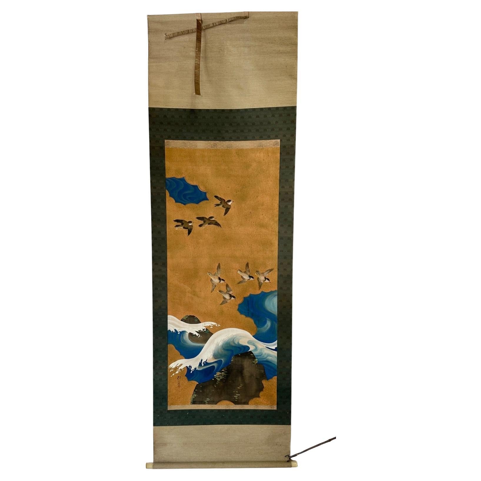 Schriftrolle aus dem frühen 20. Jh., die Vögel darstellt, die über die Wellen fliegen im Angebot