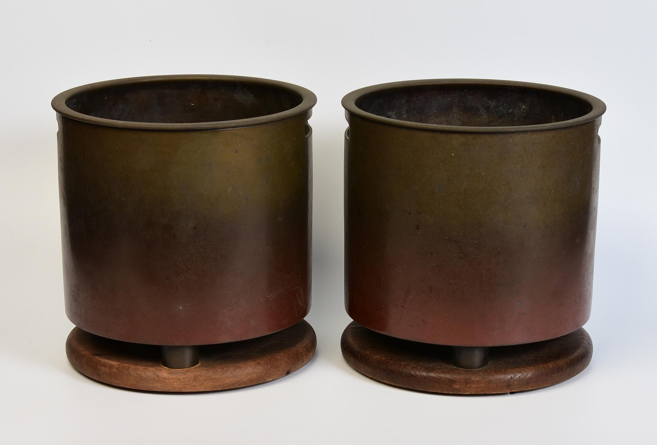 A pair of Antique Japanese old bronze Hibachi brazier pots.

Hibachi is a traditional Japanese heating device.

Age: Japan, Showa Period, Early 20th Century
Size: Height 26 C.M. / Diameter 25.2 C.M.
Condition: Nice condition overall (some expected