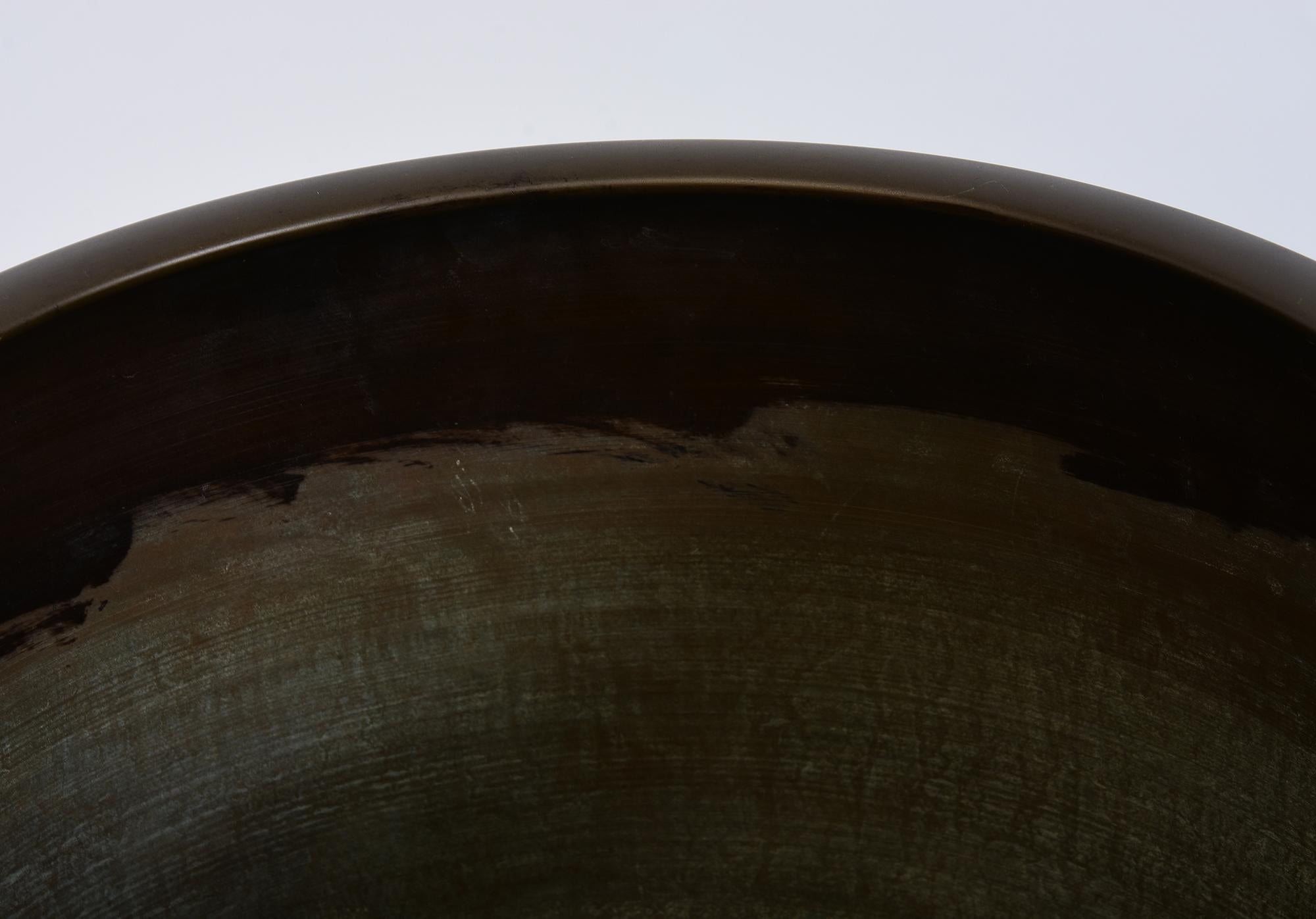 Paire de braseros Hibachi japonais anciens en bronze.

Le Hibachi est un appareil de chauffage traditionnel japonais.

Age : Japon, Période Showa, Début du 20ème siècle
Dimensions : Hauteur 26.8 C.M. / Largeur (poignée à poignée) 32 C.M.
Condit :