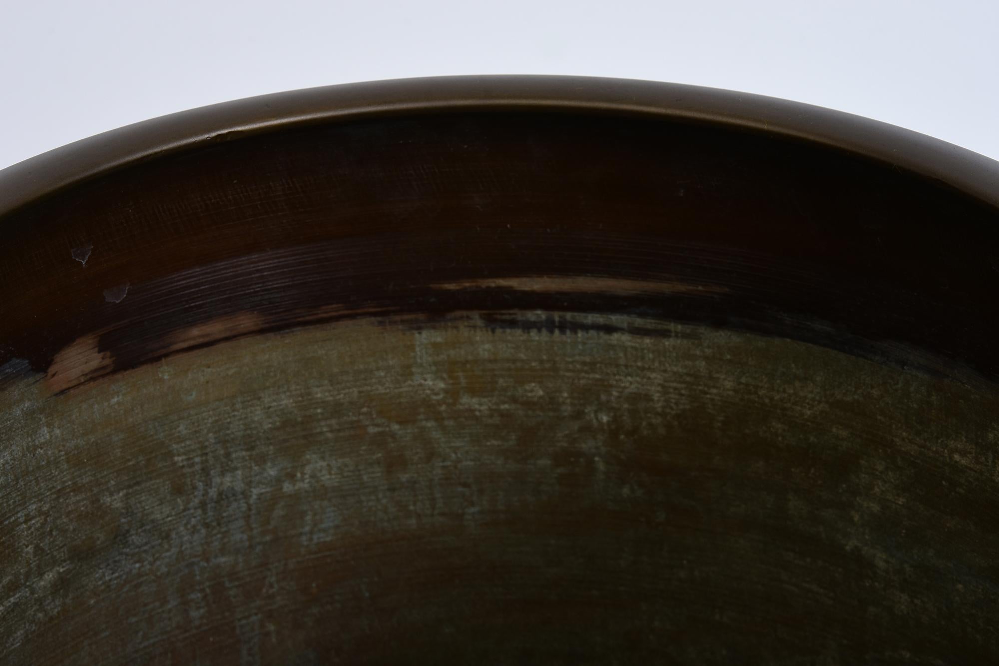 Paire de pots à brasero Hibachi japonais anciens en bronze ancien du début du 20e siècle, Showa Bon état - En vente à Sampantawong, TH