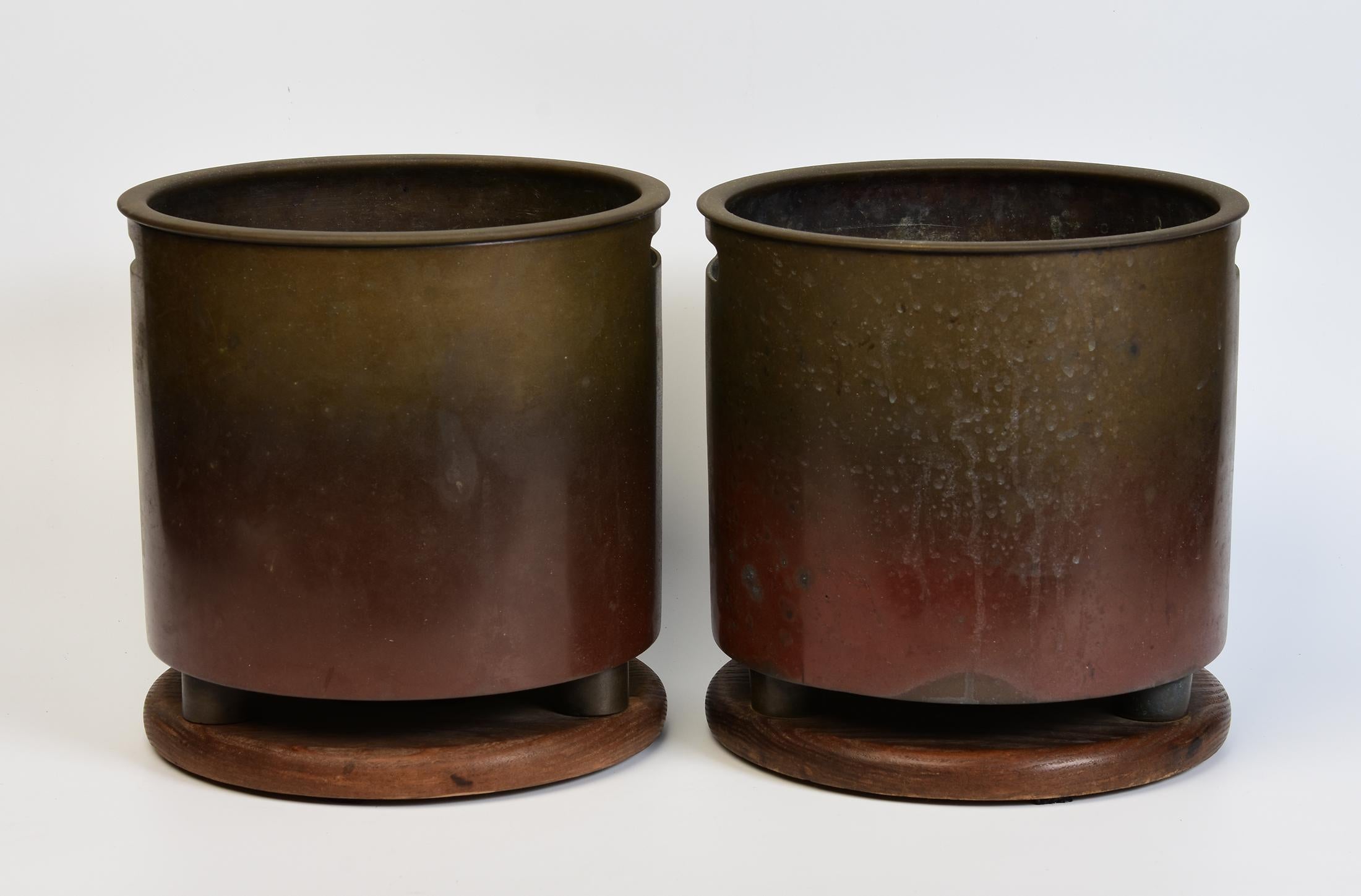 Early 20th C., Showa, A Pair of Antique Japanese Old Bronze Hibachi Brazier Pots For Sale 4