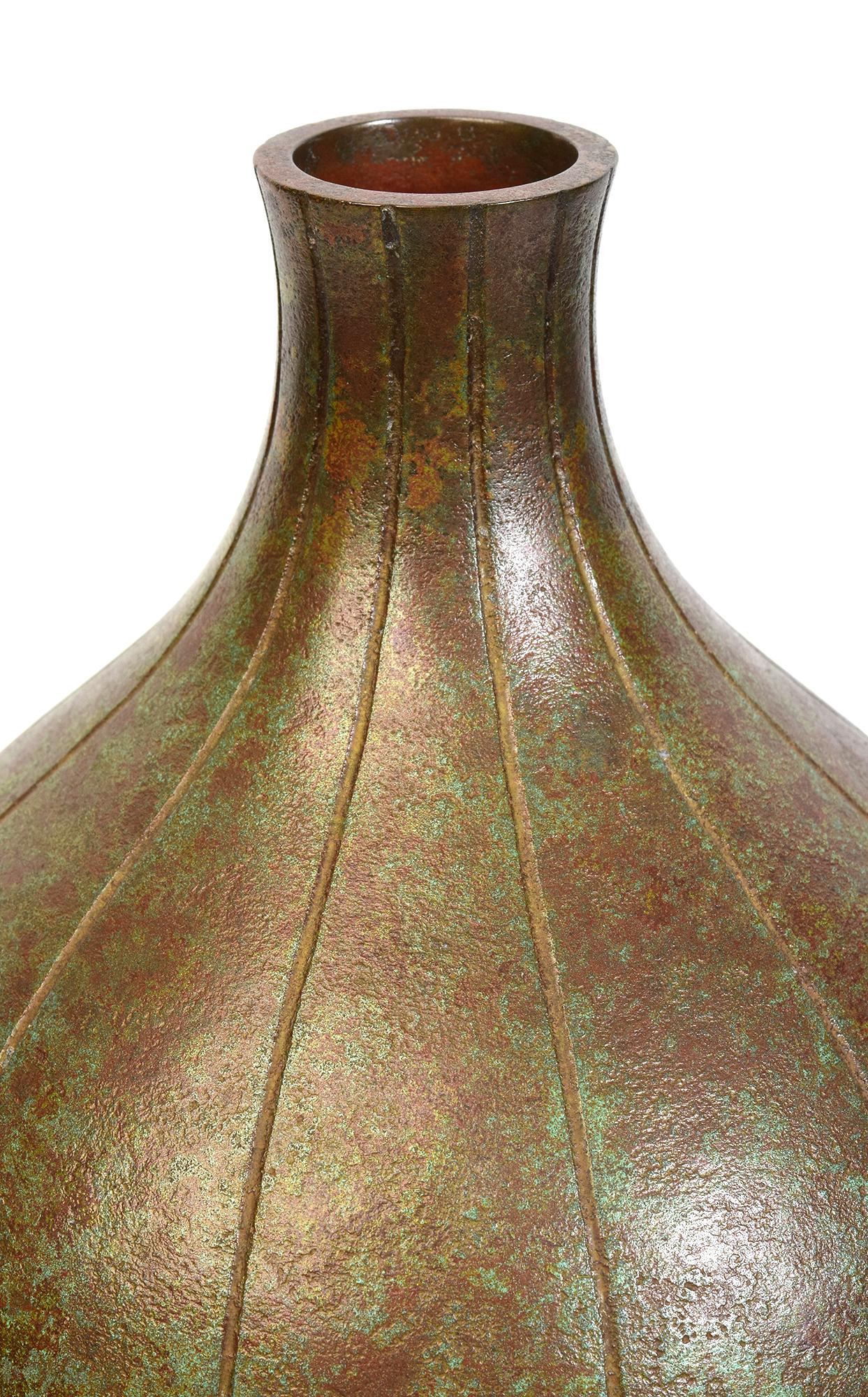 Large Japanese bronze vase in gourd shape with artist sign.
Artist signature is on the last photo.

Age: Japan, Showa Period, Early 20th Century
Size: Height 32.8 C.M. / Width 14.5 C.M.
Condition: Nice condition overall.