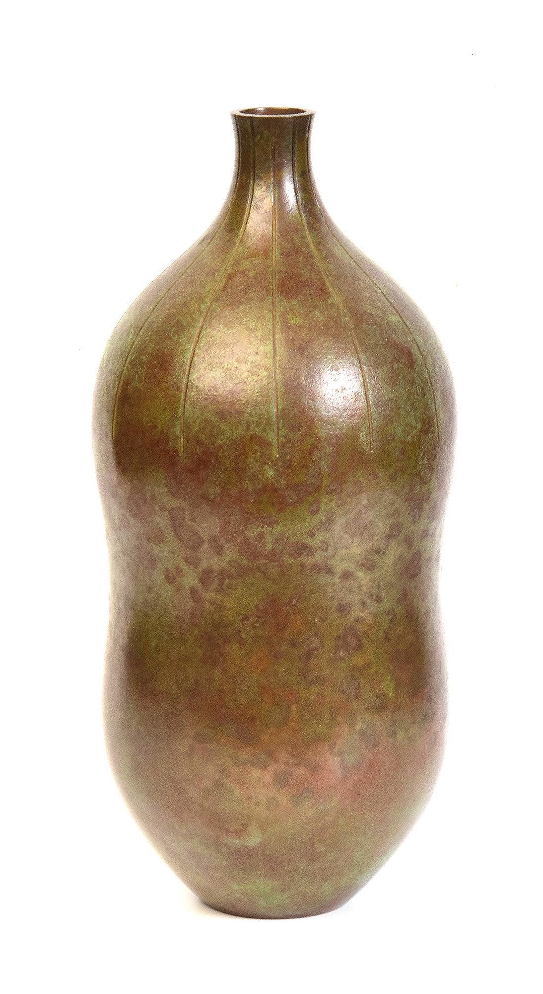 Early 20th C., Showa, Large Japanese Bronze Vase in Gourd Shape with Artist Sign For Sale 1