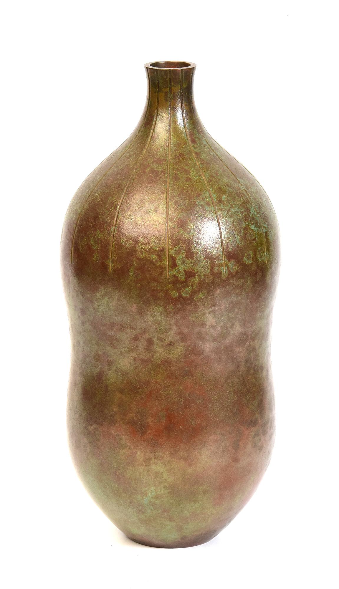 Early 20th C., Showa, Large Japanese Bronze Vase in Gourd Shape with Artist Sign For Sale 3