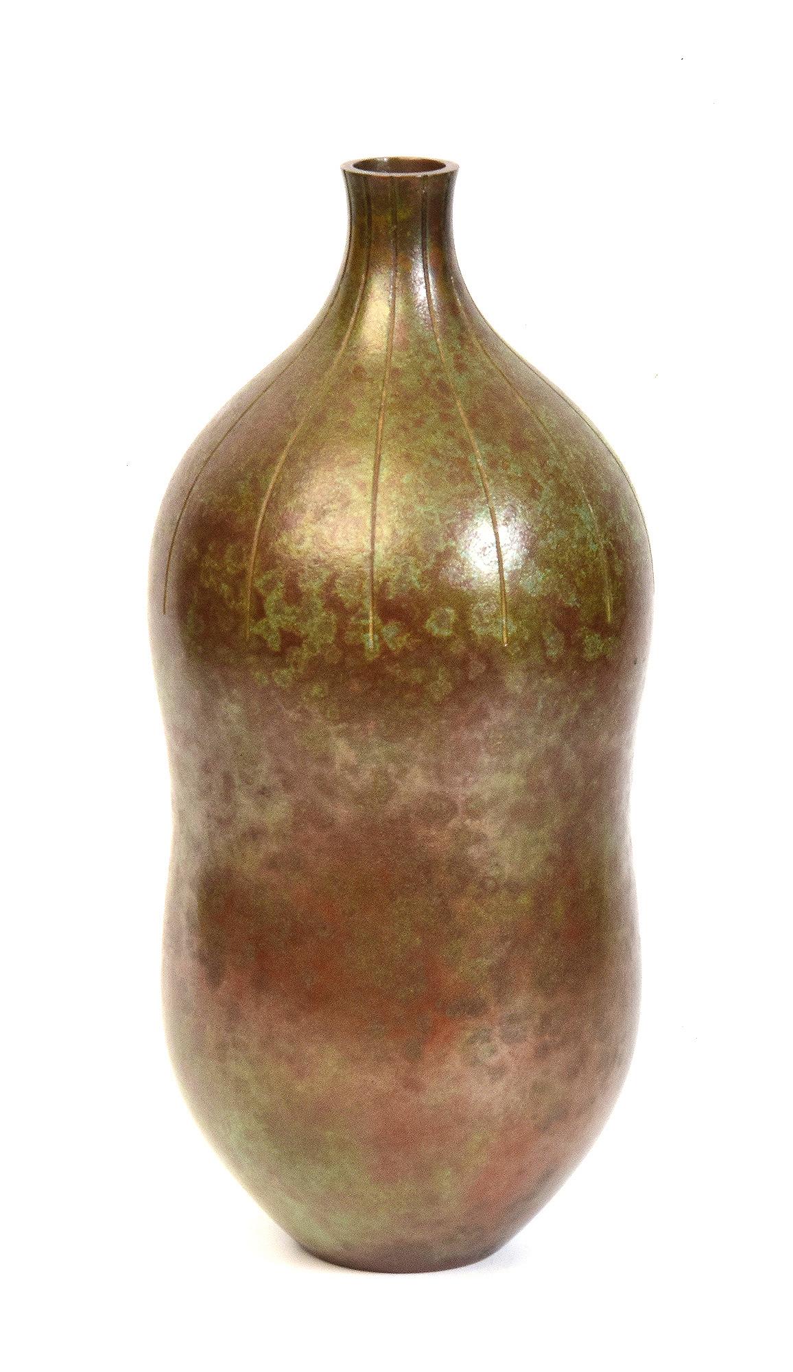 Early 20th C., Showa, Large Japanese Bronze Vase in Gourd Shape with Artist Sign For Sale 4