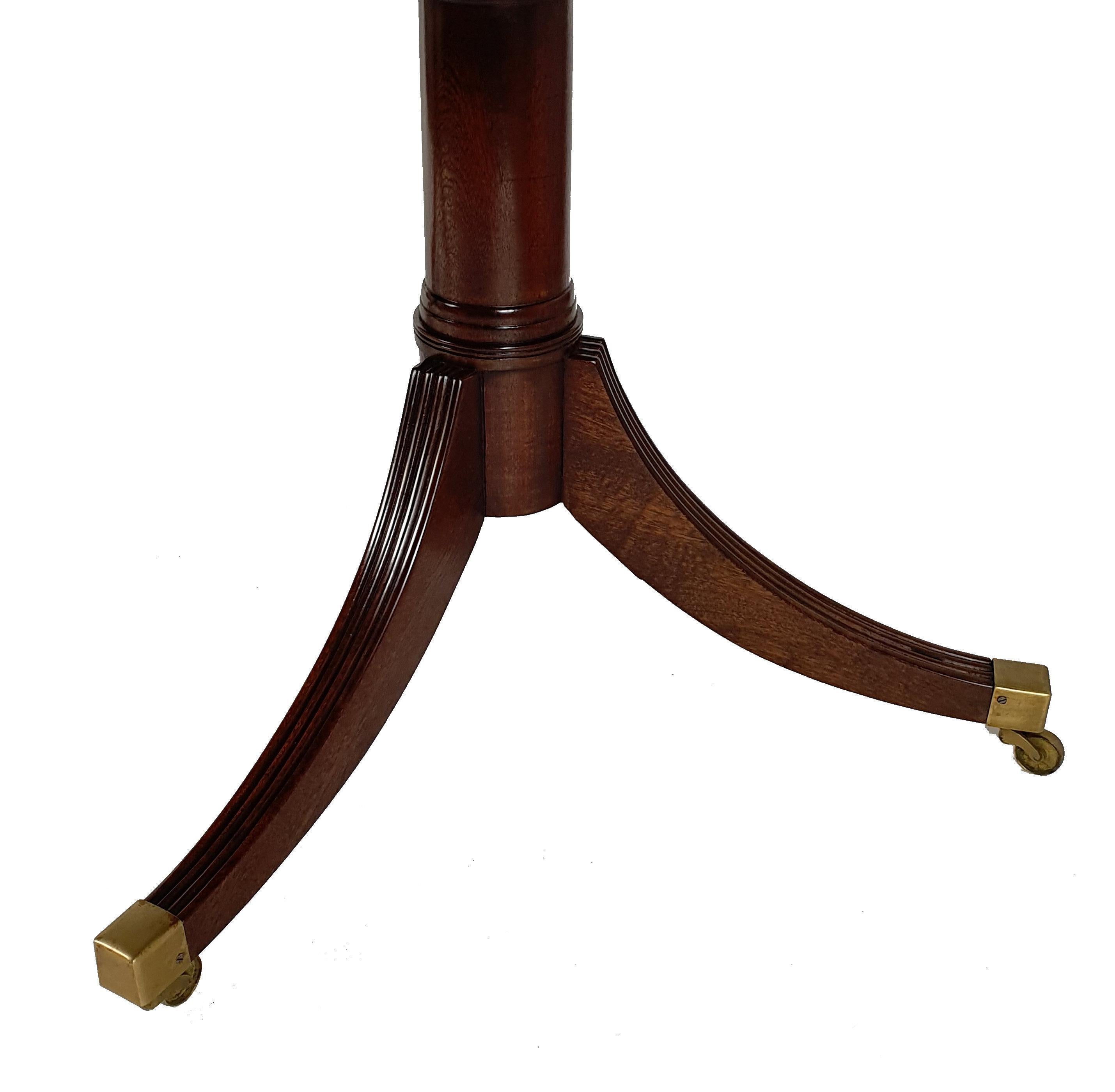 Early 20th Century Solid Mahogany Twin Pillar Dining Table In Good Condition For Sale In London, west Sussex