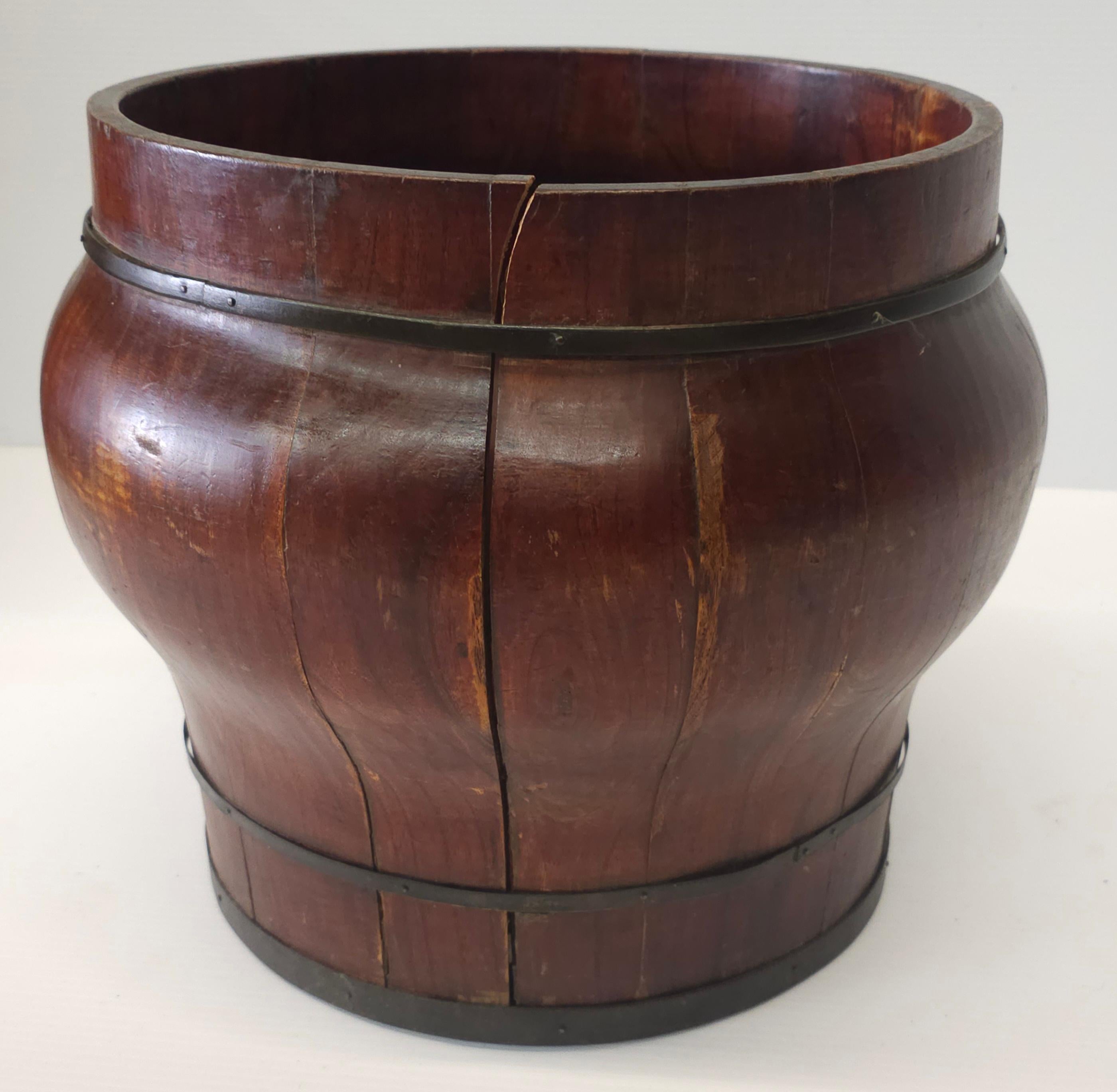 Fioriera a secchiello coperta in legno e ferro dell'Asia sudorientale dei primi del Novecento in vendita 2