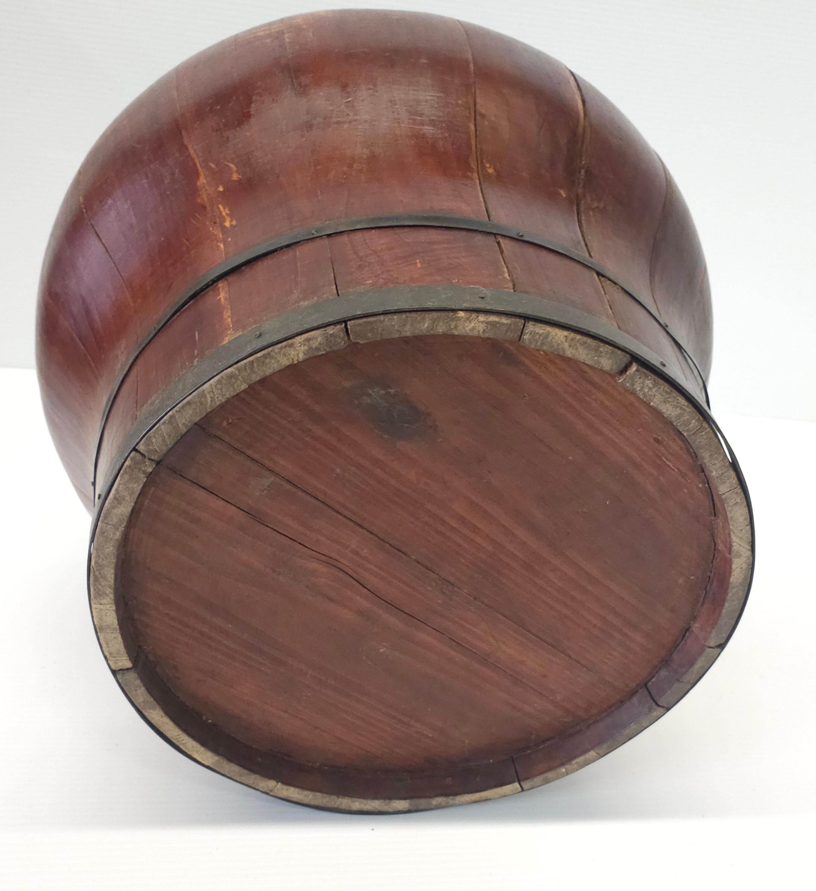 Fioriera a secchiello coperta in legno e ferro dell'Asia sudorientale dei primi del Novecento in vendita 3