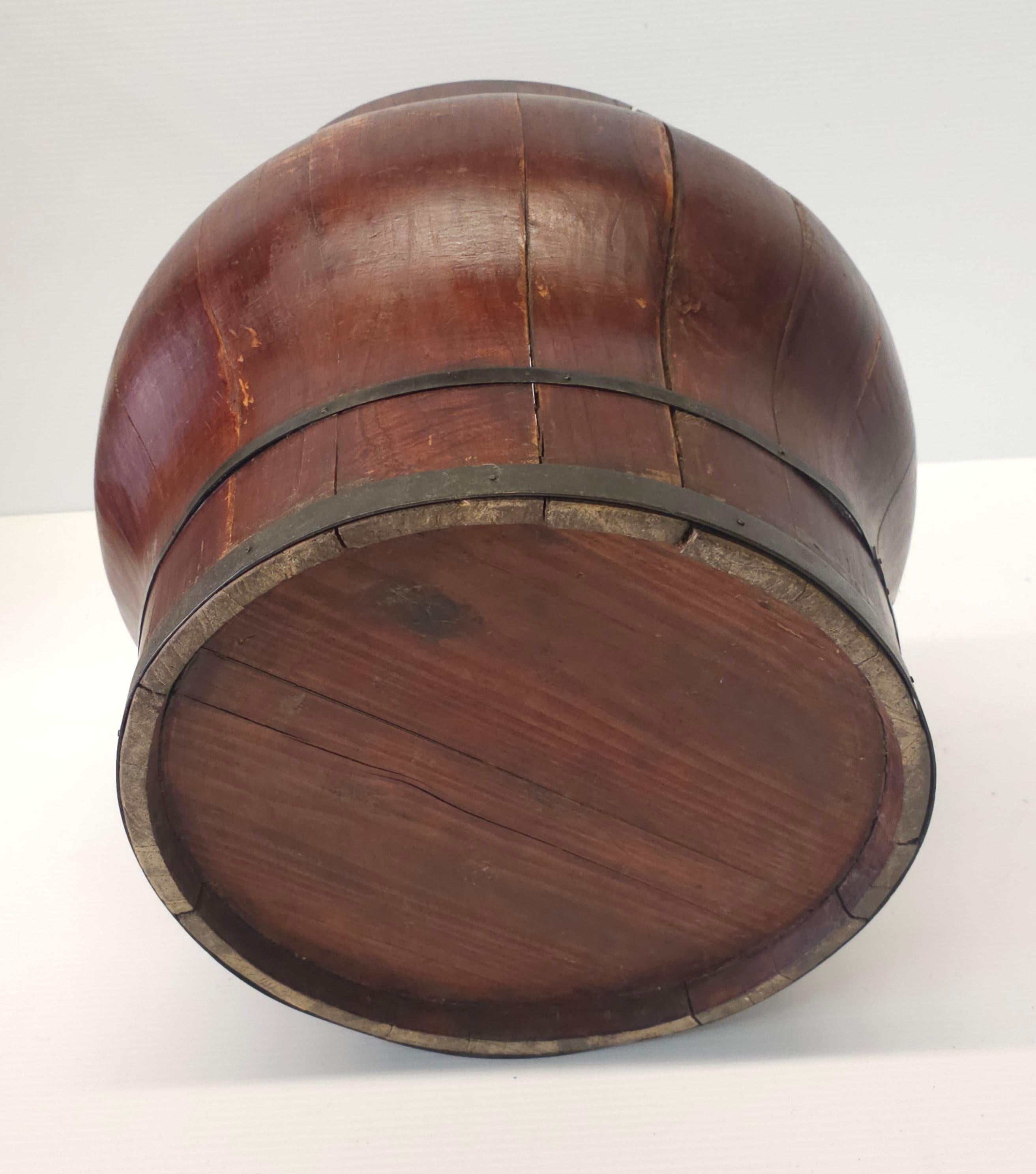 Fioriera a secchiello coperta in legno e ferro dell'Asia sudorientale dei primi del Novecento in vendita 4