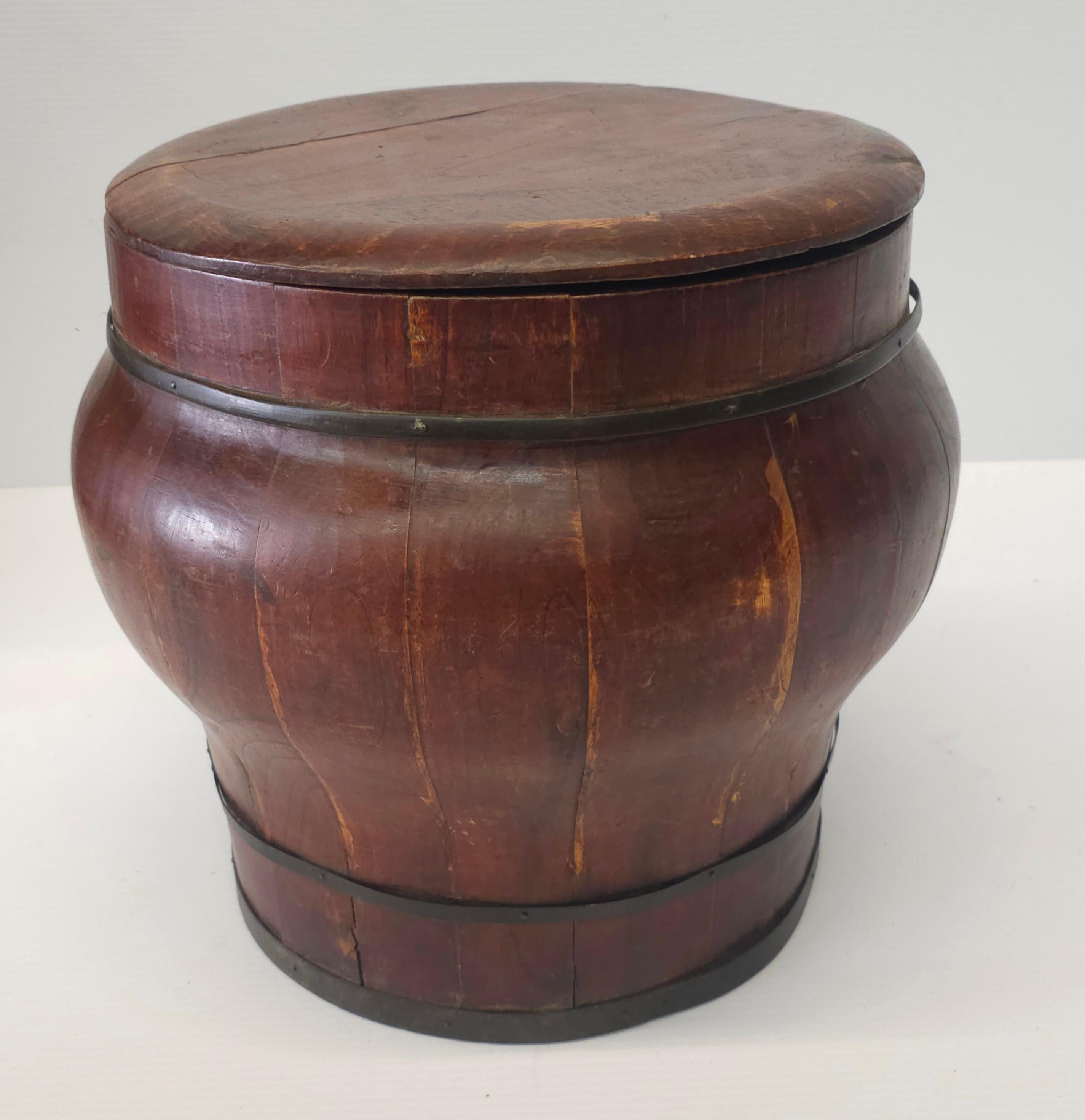 Sconosciuto Fioriera a secchiello coperta in legno e ferro dell'Asia sudorientale dei primi del Novecento in vendita