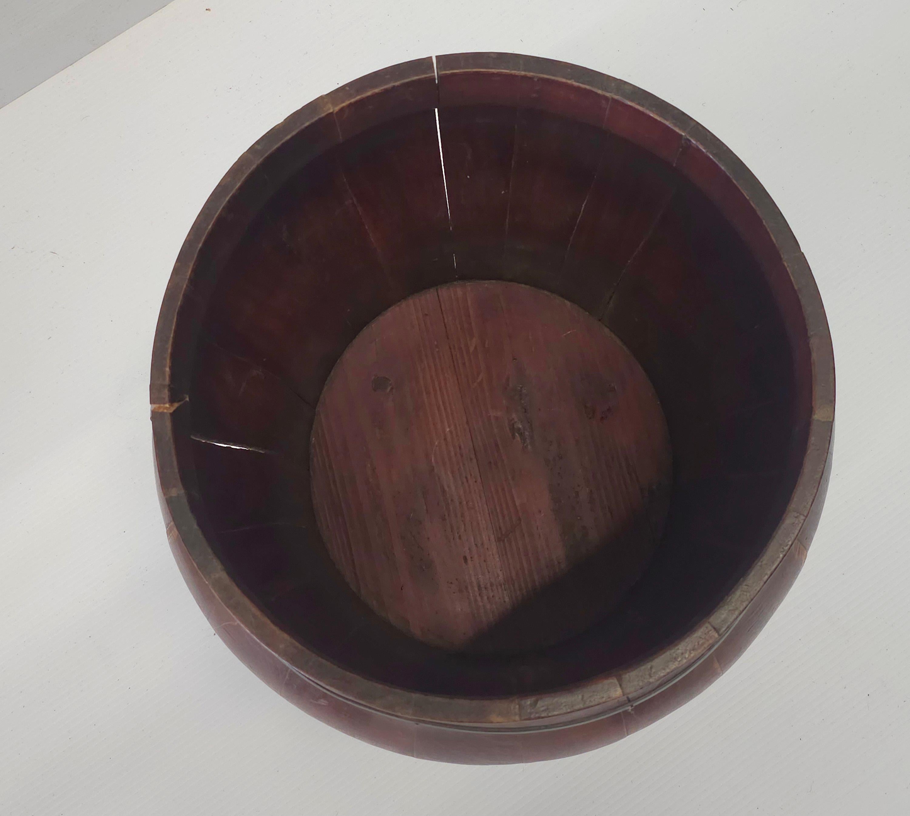 XX secolo Fioriera a secchiello coperta in legno e ferro dell'Asia sudorientale dei primi del Novecento in vendita