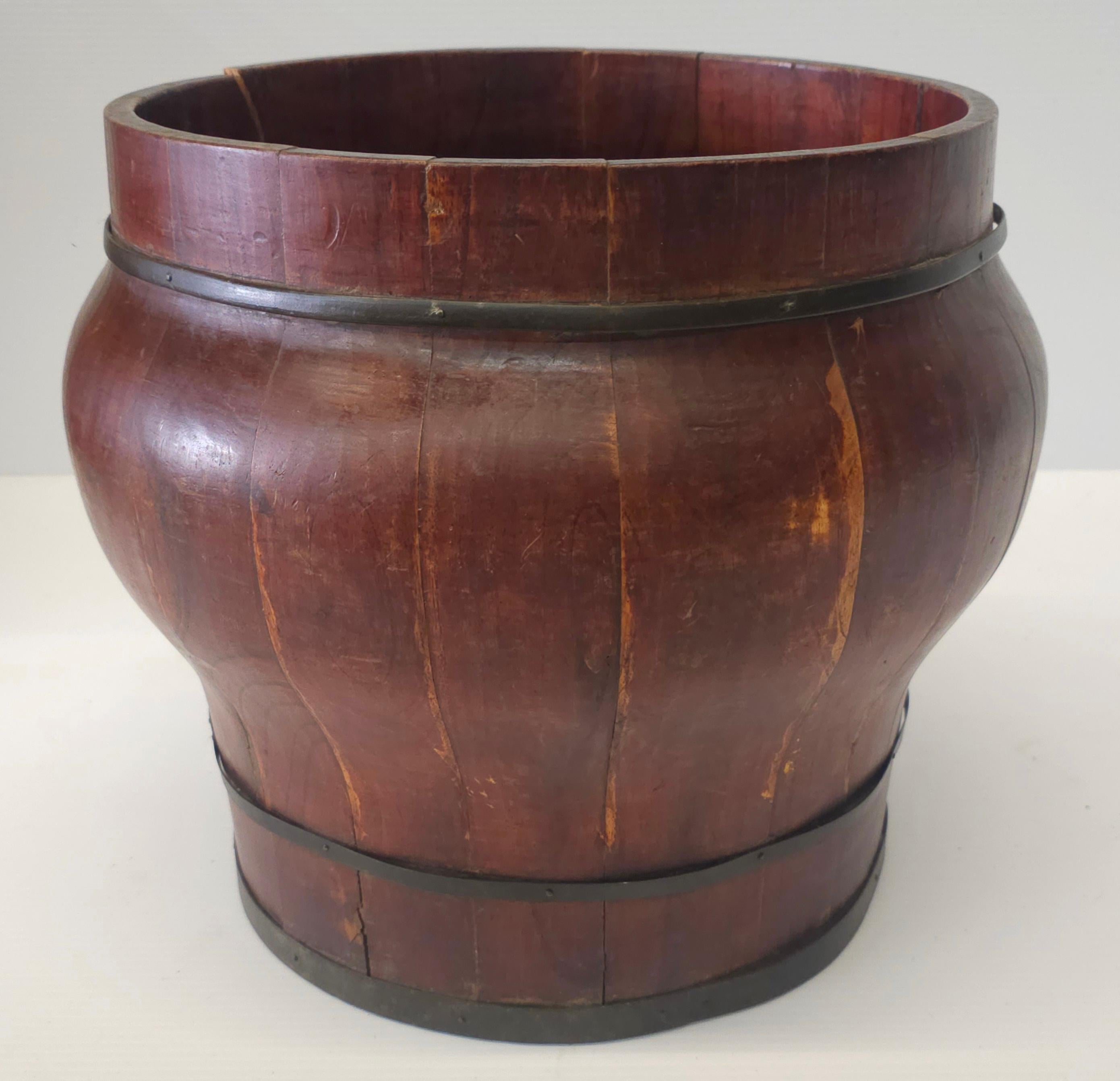 Ferro Fioriera a secchiello coperta in legno e ferro dell'Asia sudorientale dei primi del Novecento in vendita
