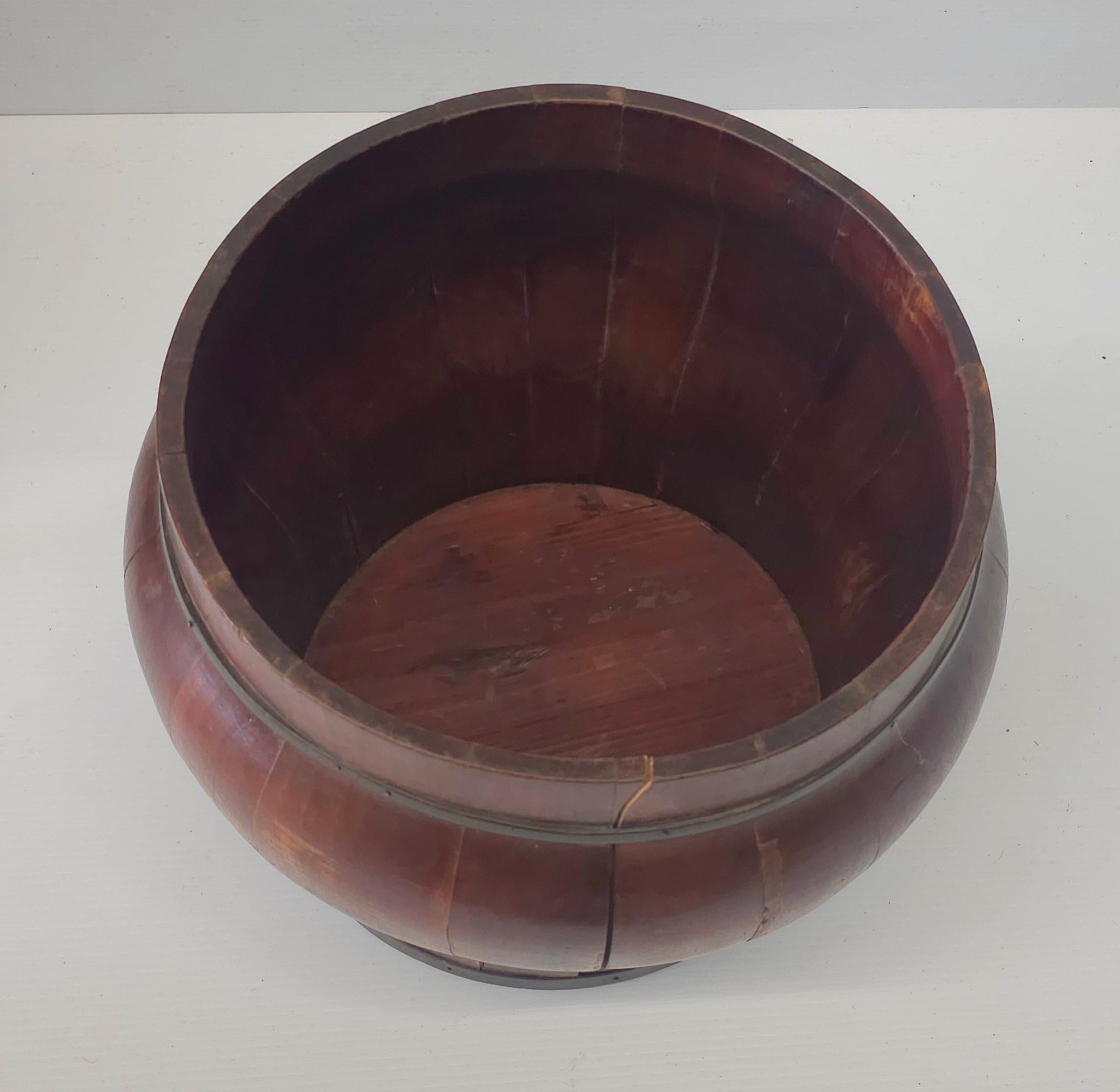 Fioriera a secchiello coperta in legno e ferro dell'Asia sudorientale dei primi del Novecento in vendita 1
