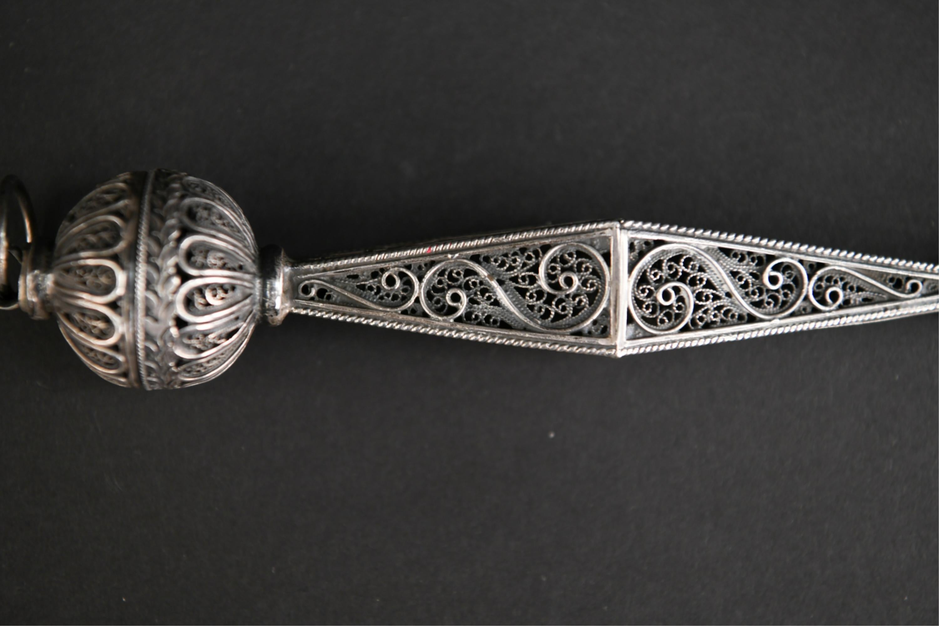 Early 20th Century Sterling Silver Openwork Filigree Yad or Torah Pointer For Sale 4
