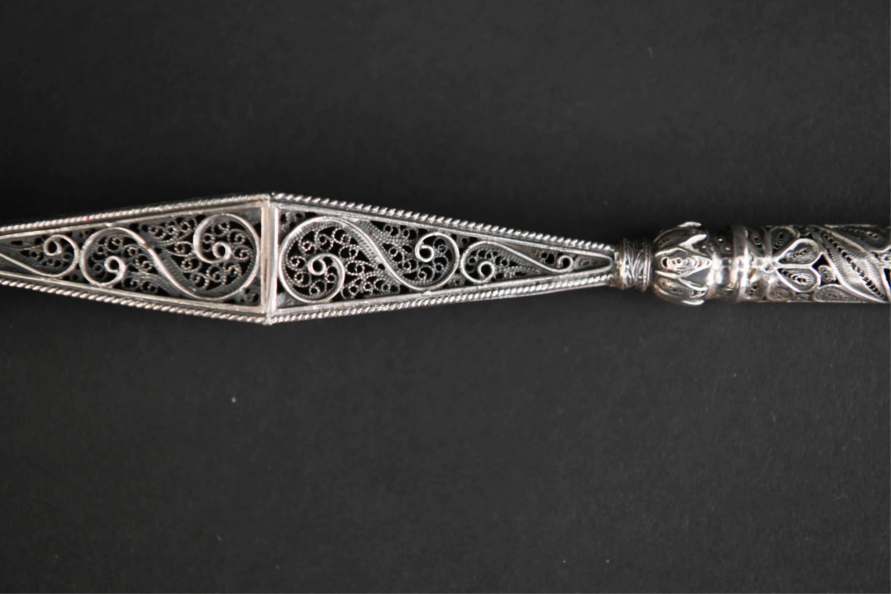 Early 20th Century Sterling Silver Openwork Filigree Yad or Torah Pointer For Sale 5