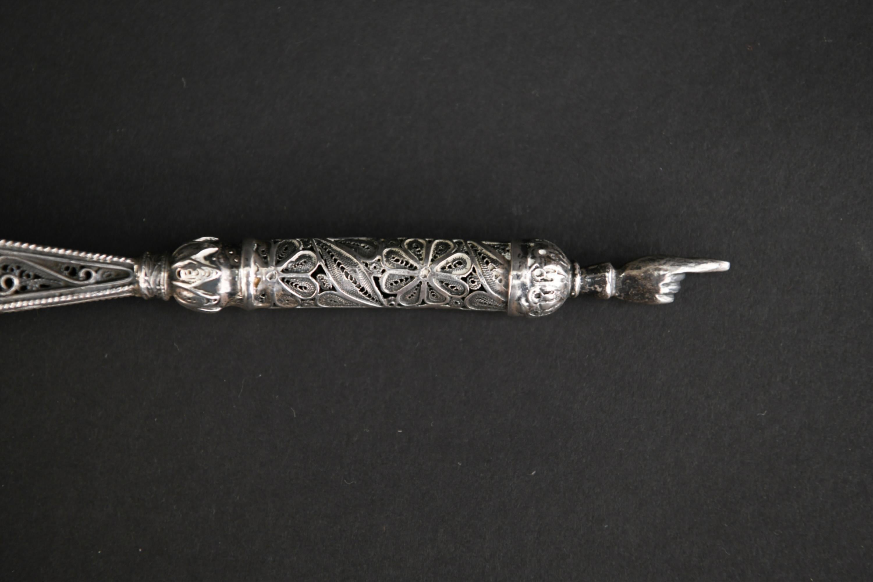 Early 20th Century Sterling Silver Openwork Filigree Yad or Torah Pointer For Sale 6