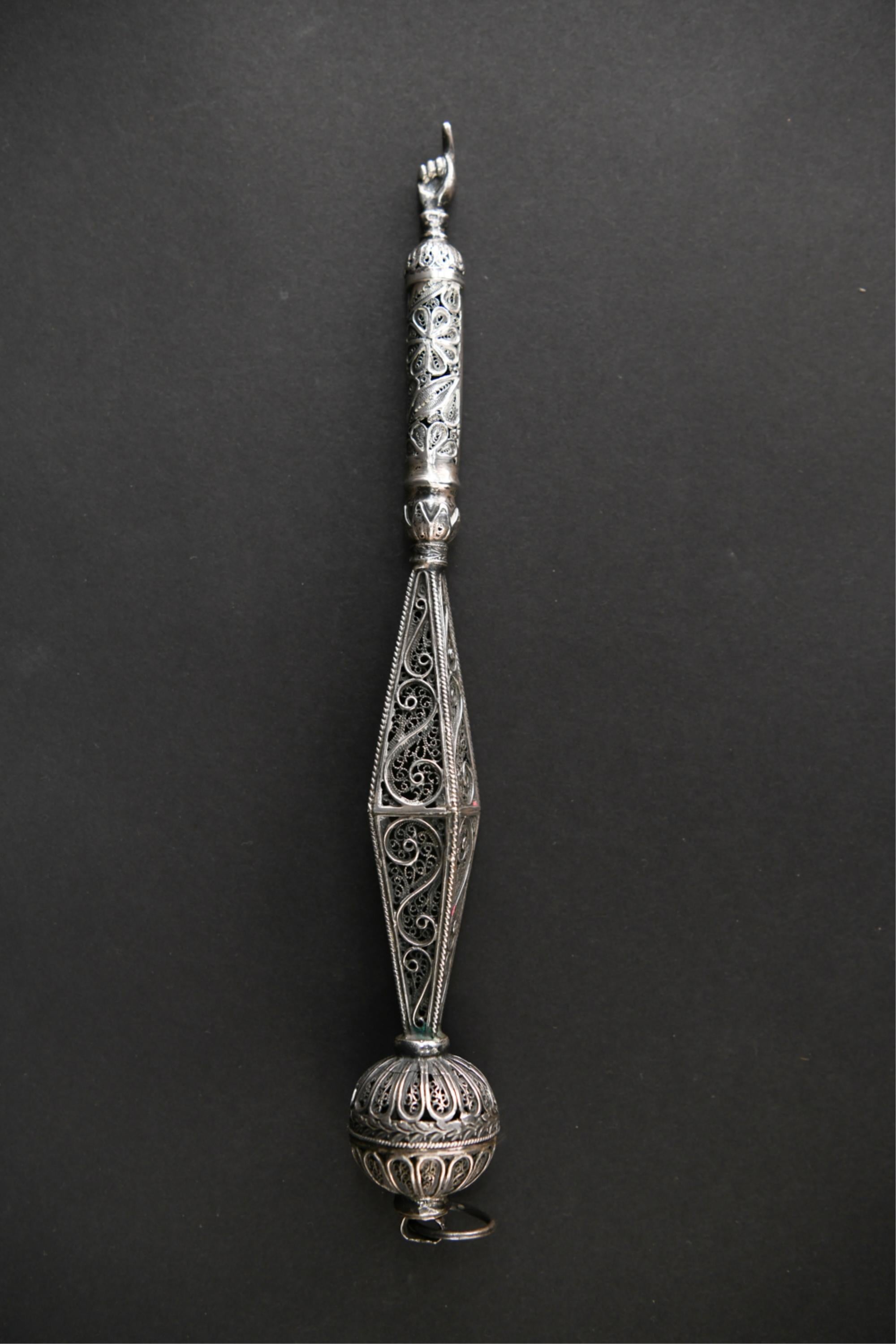 Art Nouveau Early 20th Century Sterling Silver Openwork Filigree Yad or Torah Pointer For Sale