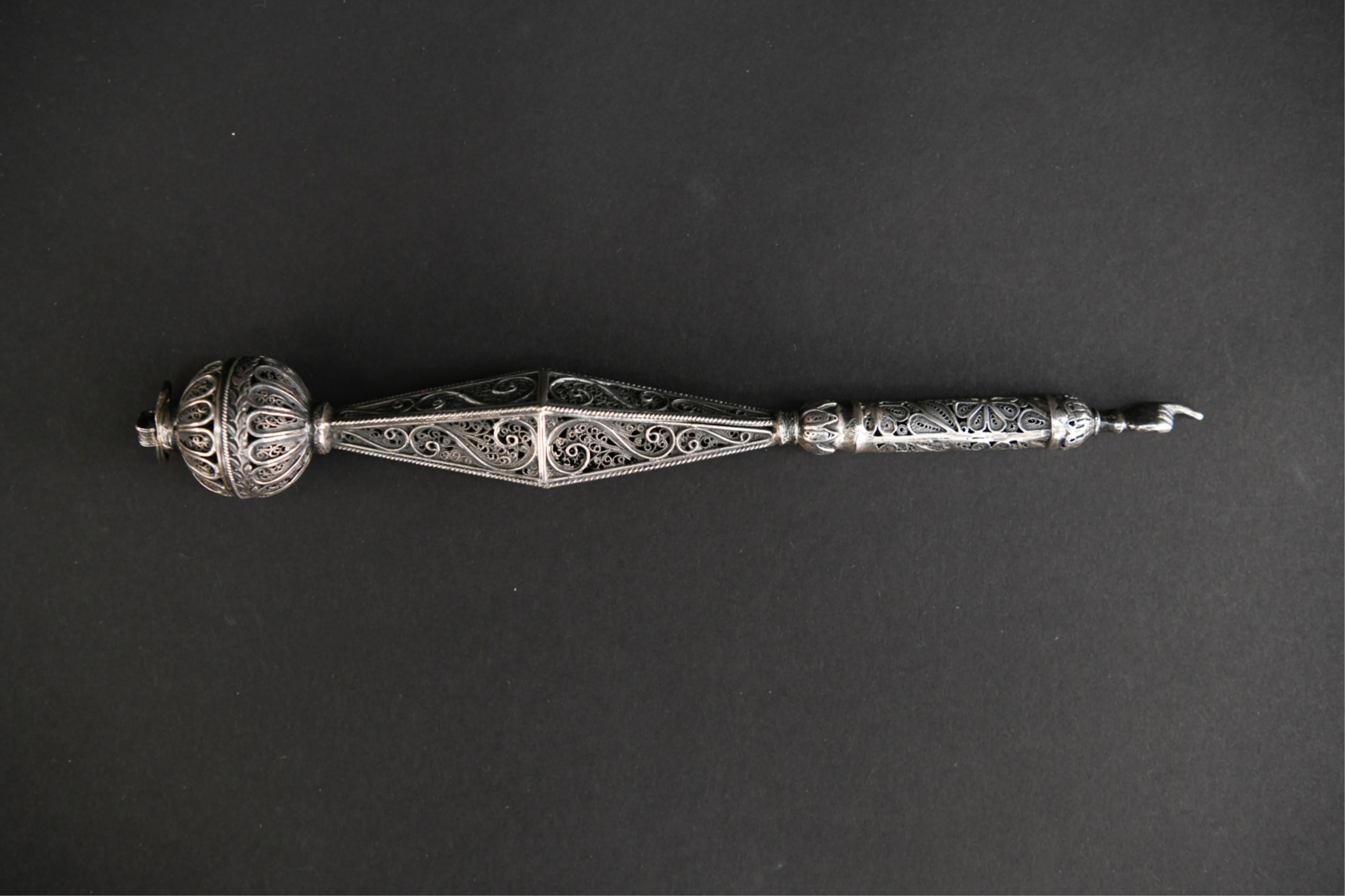 Early 20th Century Sterling Silver Openwork Filigree Yad or Torah Pointer For Sale 1