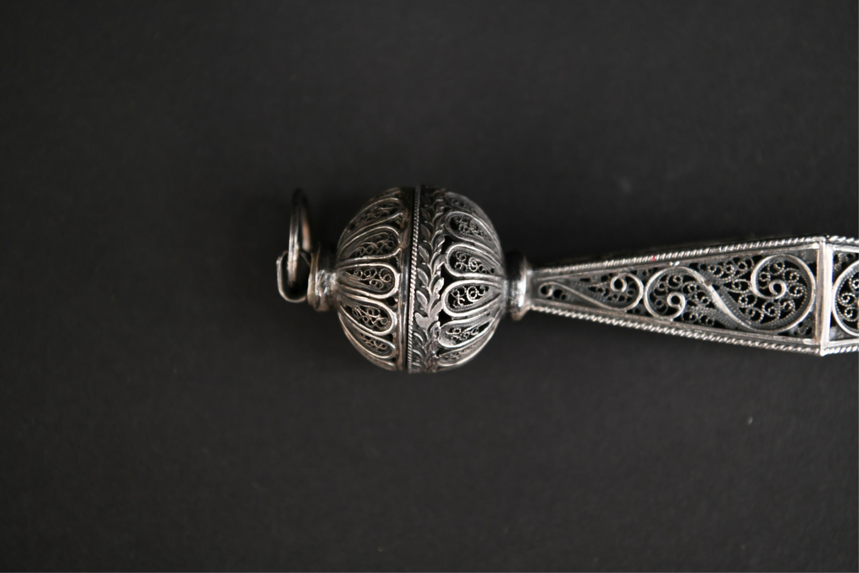 Early 20th Century Sterling Silver Openwork Filigree Yad or Torah Pointer For Sale 3