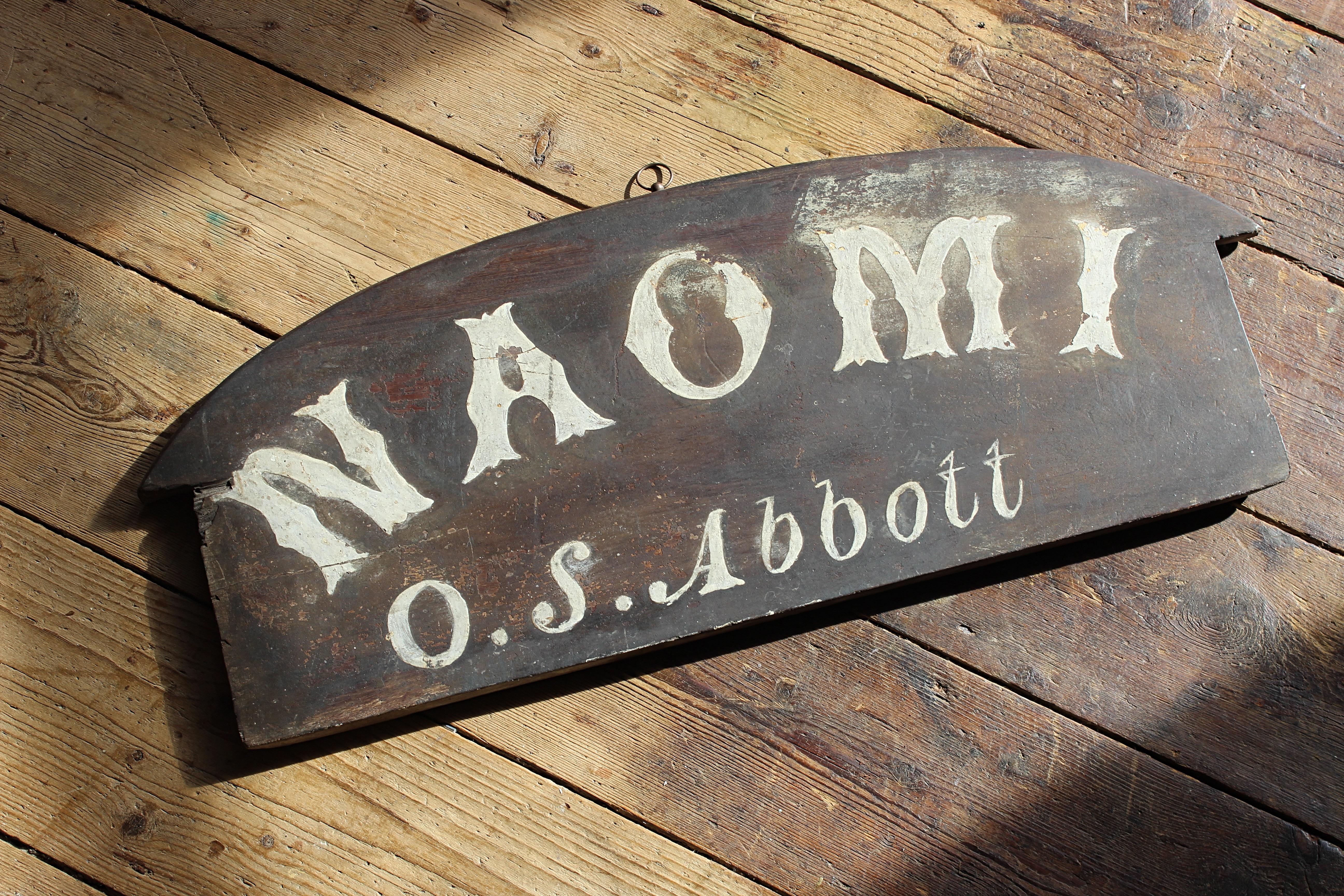 Stern- Nameboard „Naomi“ des frühen 20. Jahrhunderts, Schaukel-Fischboot, Marine maritimen Schiffes (Handbemalt) im Angebot