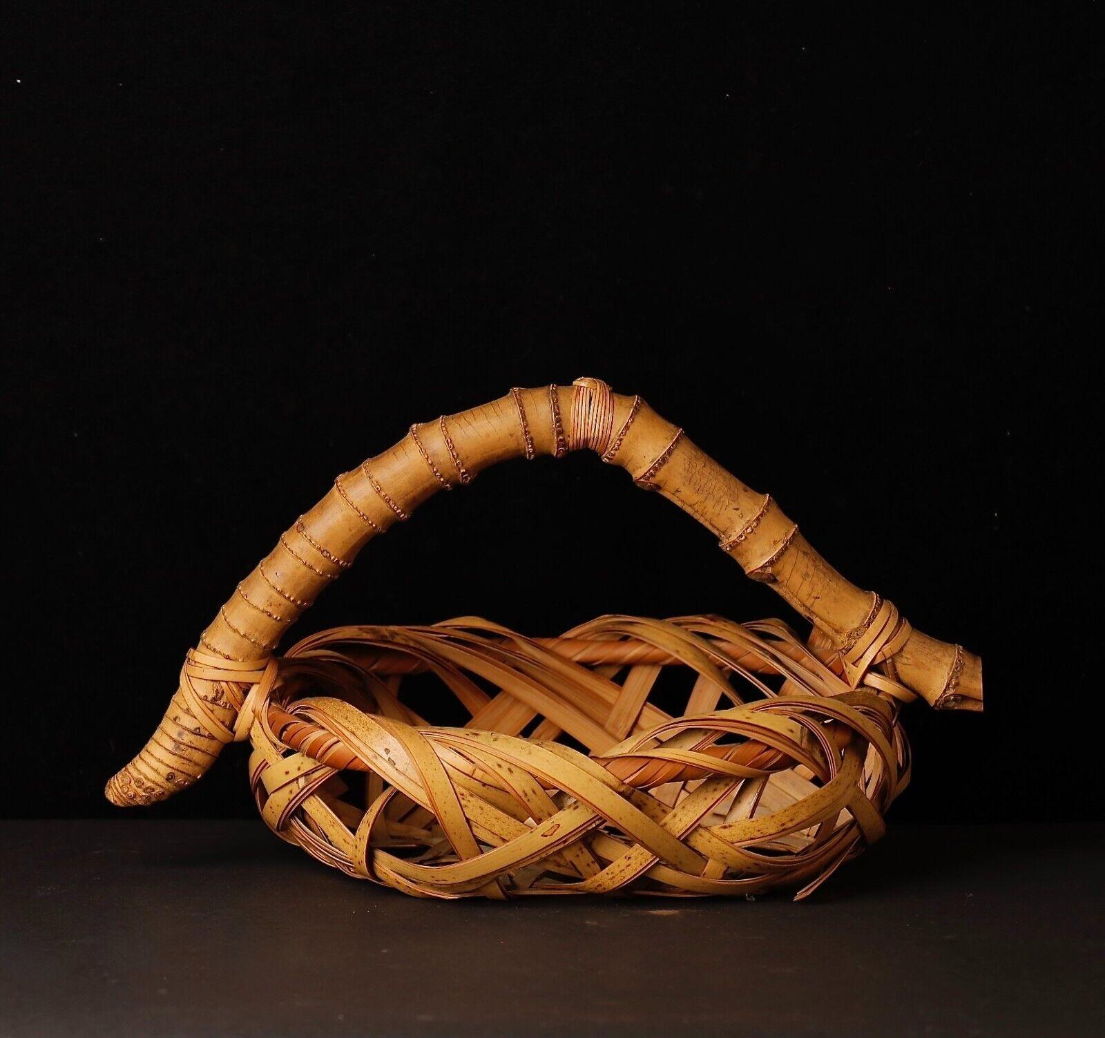 Cestino di bambù Eleg di Kosuge Kogetsu  ( 1932-2016 ) 
Questo raffinato cesto di bambù è stato realizzato da Kosuge Kōgetsu, un maestro artista del bambù che ha iniziato la sua carriera sotto la tutela del padre, Chikudō, all'età di 18 anni.