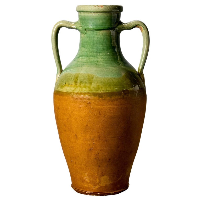 Anfang 20. Jh. Großes französisches Keramikgefäß mit grünem Griff im Angebot bei 1stDibs Deutschland