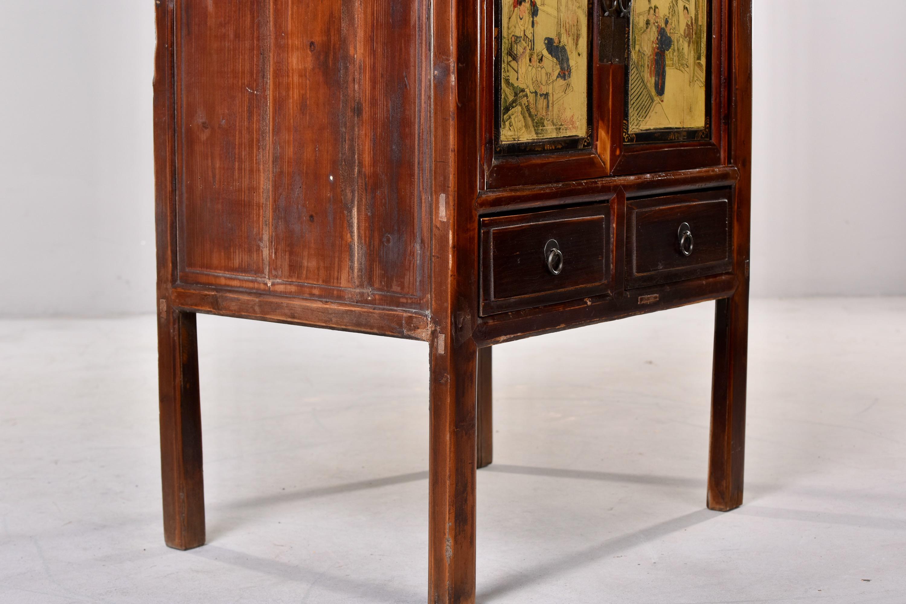 Grand meuble chinois étroit du début du 20e siècle avec scènes d'opéra peintes en vente 1