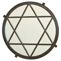 Espejo de ventana con marco de hierro y estrella del templo de principios del siglo XX