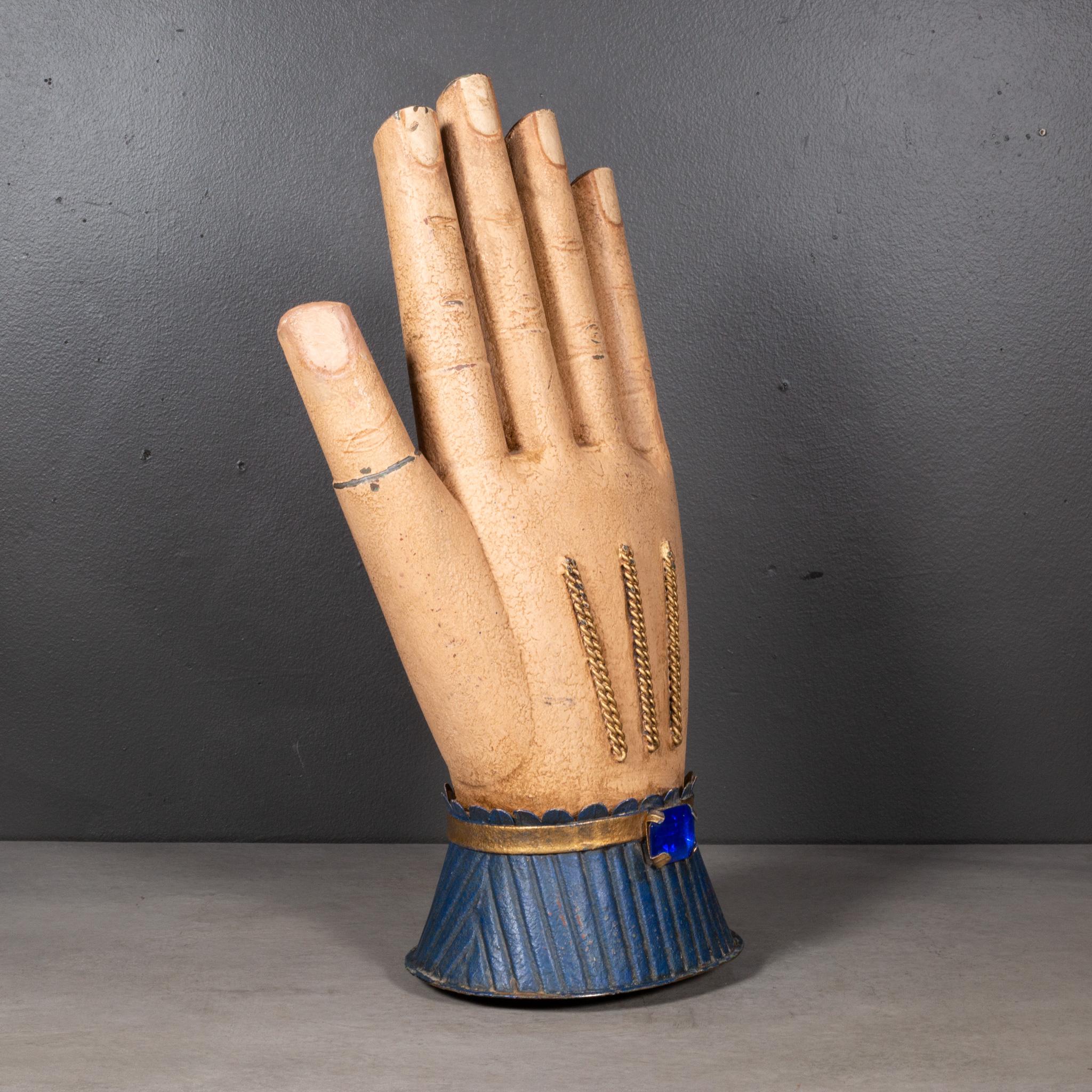 Français A.I.C., début du 20e siècle. Enseigne de magasin d'un fabricant de gants Toleware c.1940  en vente