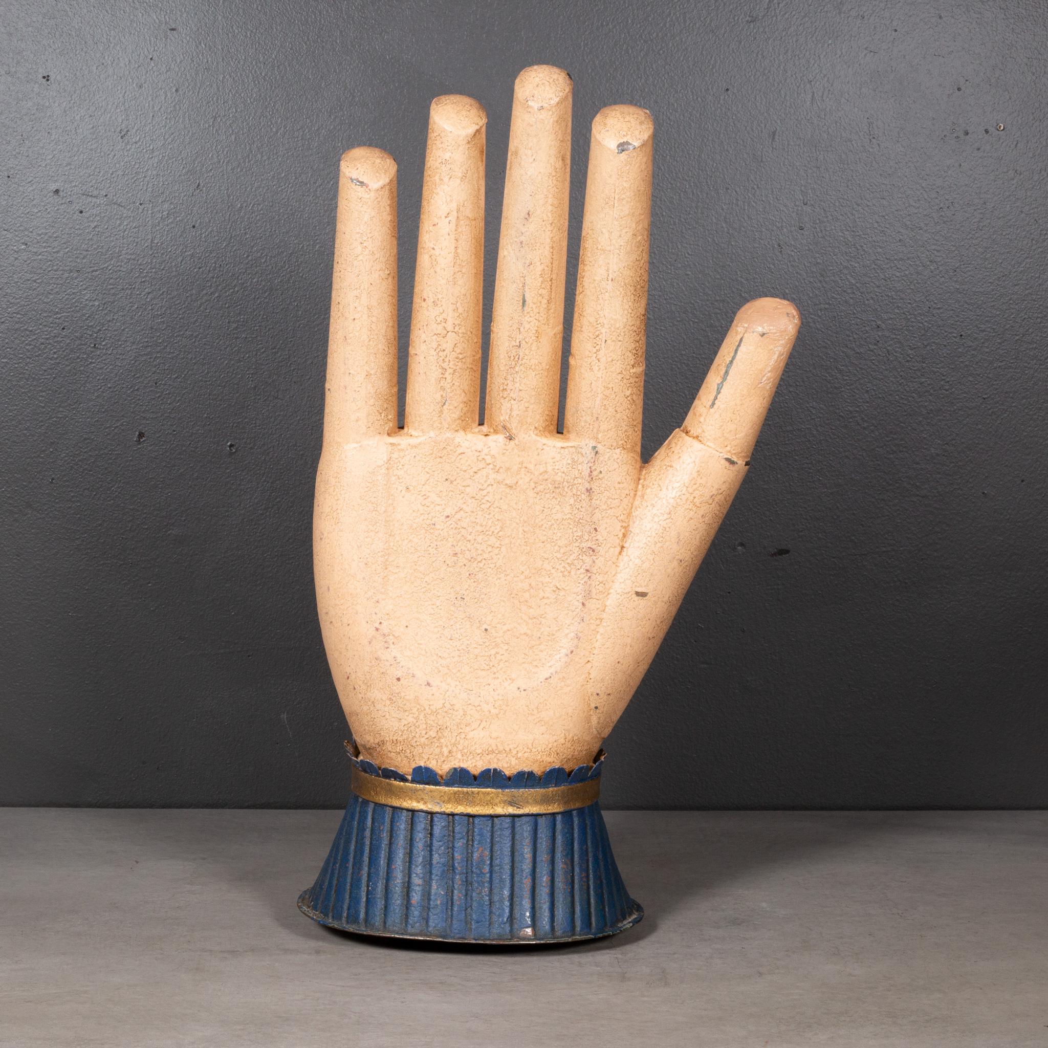 A.I.C., début du 20e siècle. Enseigne de magasin d'un fabricant de gants Toleware c.1940  Bon état - En vente à San Francisco, CA
