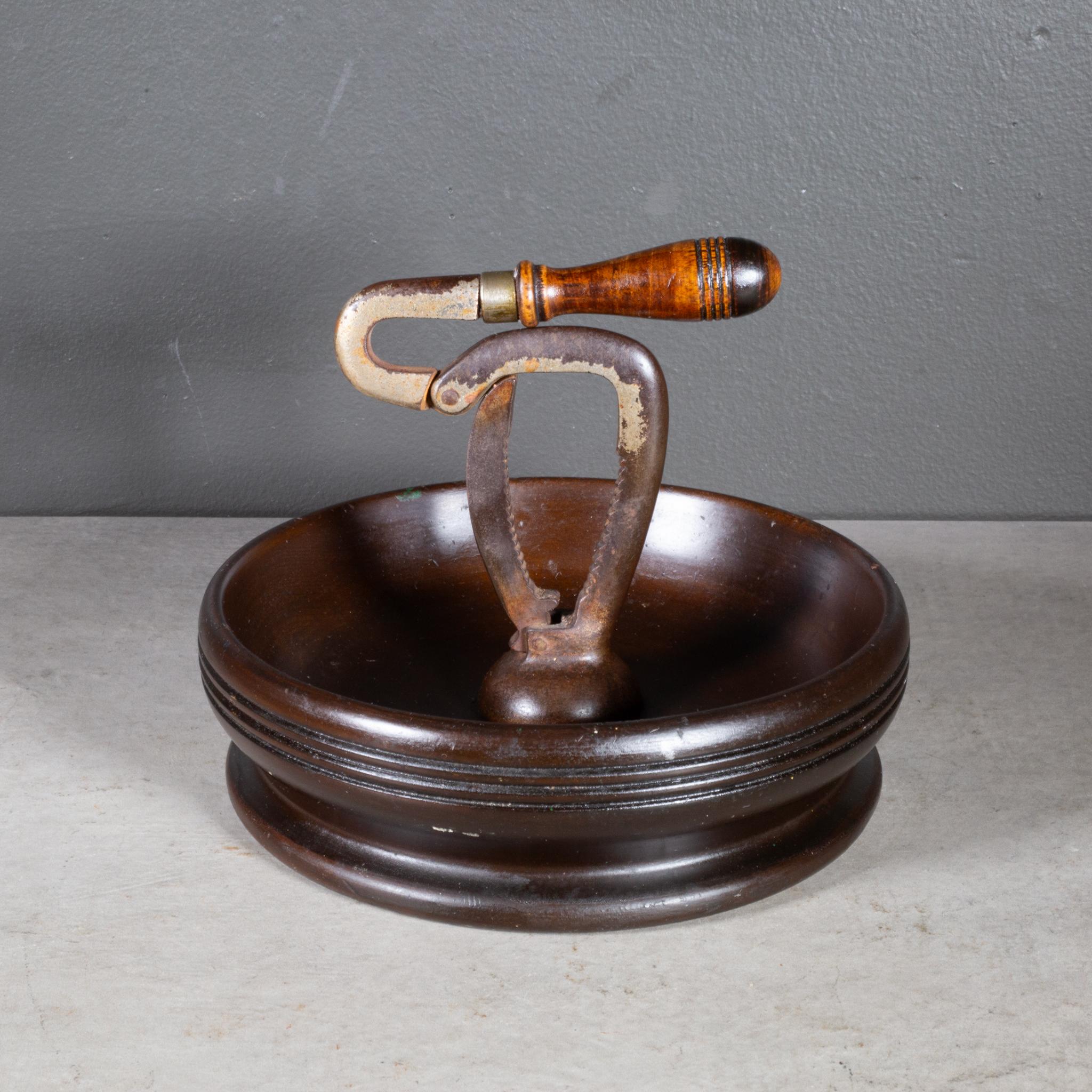 ÜBER

Ein originaler Nussknacker aus Stahl mit gedrechseltem Holzsockel und Griff. 

Abgebildet mit lebensgroßem Handmodell als Maßstab. 

    SCHÖPFER Unbekannt.
    HERSTELLUNGSDATUM ca. 1940.
    MATERIALIEN UND TECHNIKEN Nussbaum, Stahl. 
   