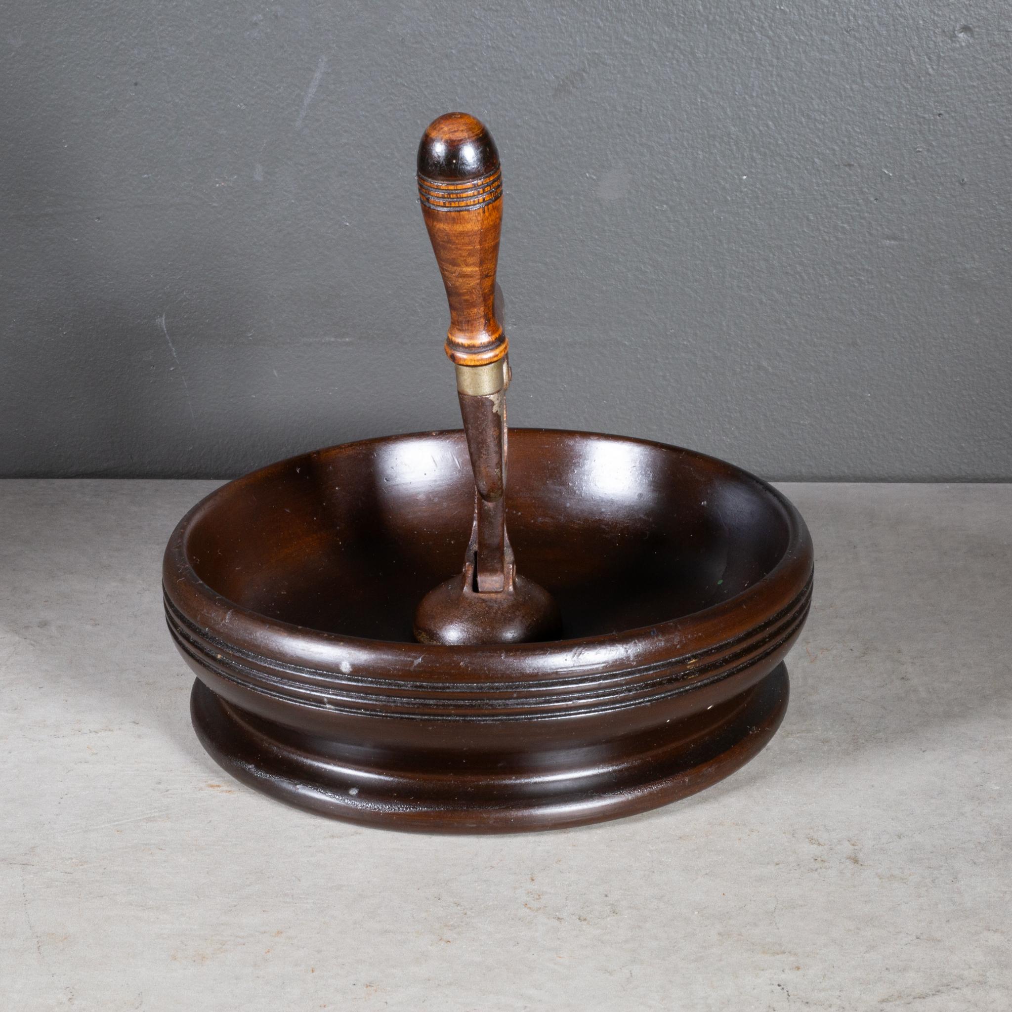 Anfang 20. Jh. Nussknacker aus gedrechseltem Holz um 1940 (Industriell) im Angebot