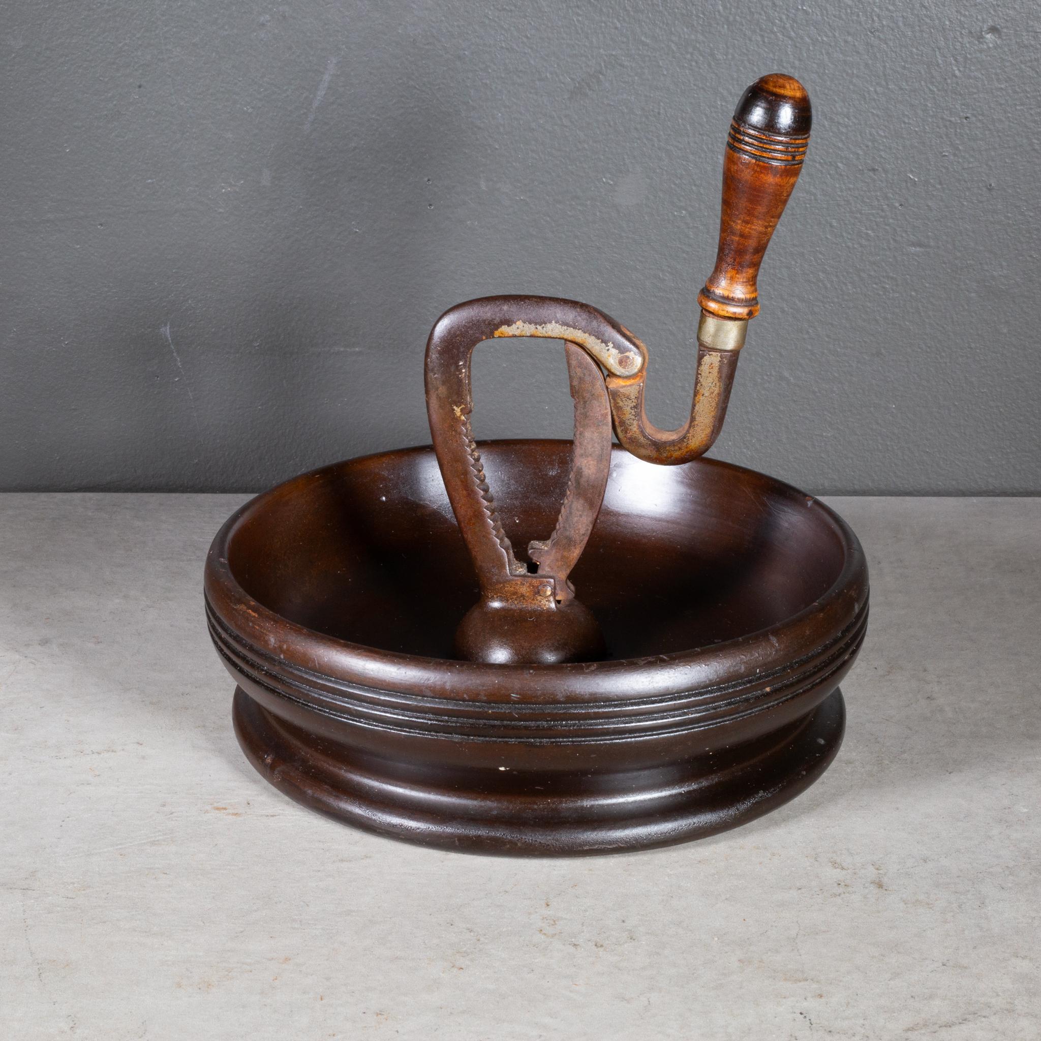 Anfang 20. Jh. Nussknacker aus gedrechseltem Holz um 1940 (amerikanisch) im Angebot