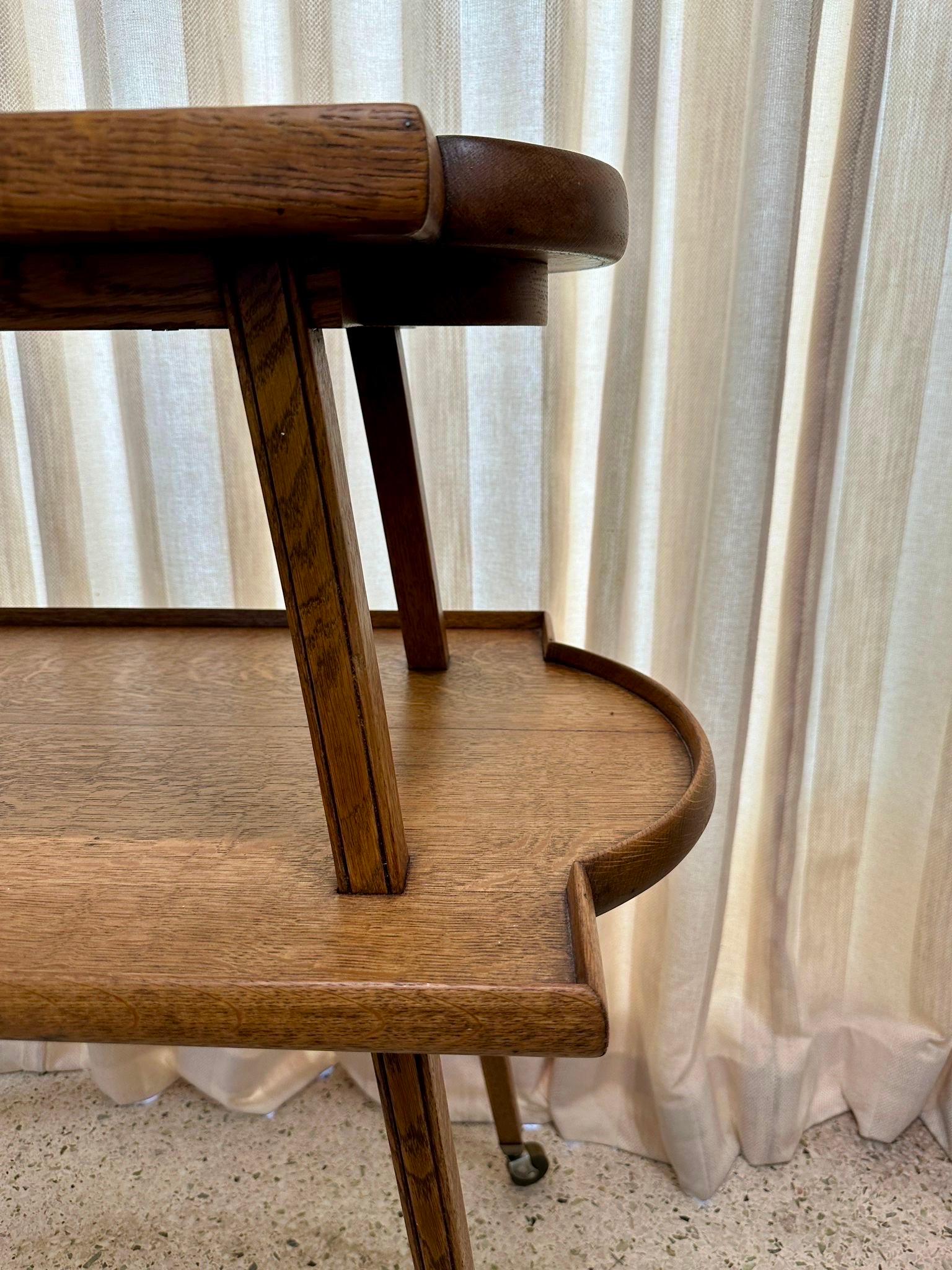 Français Early 20th C. French Oak Two-Tier Serving Console Table on Casters (table console à deux niveaux en chêne français sur roulettes) en vente