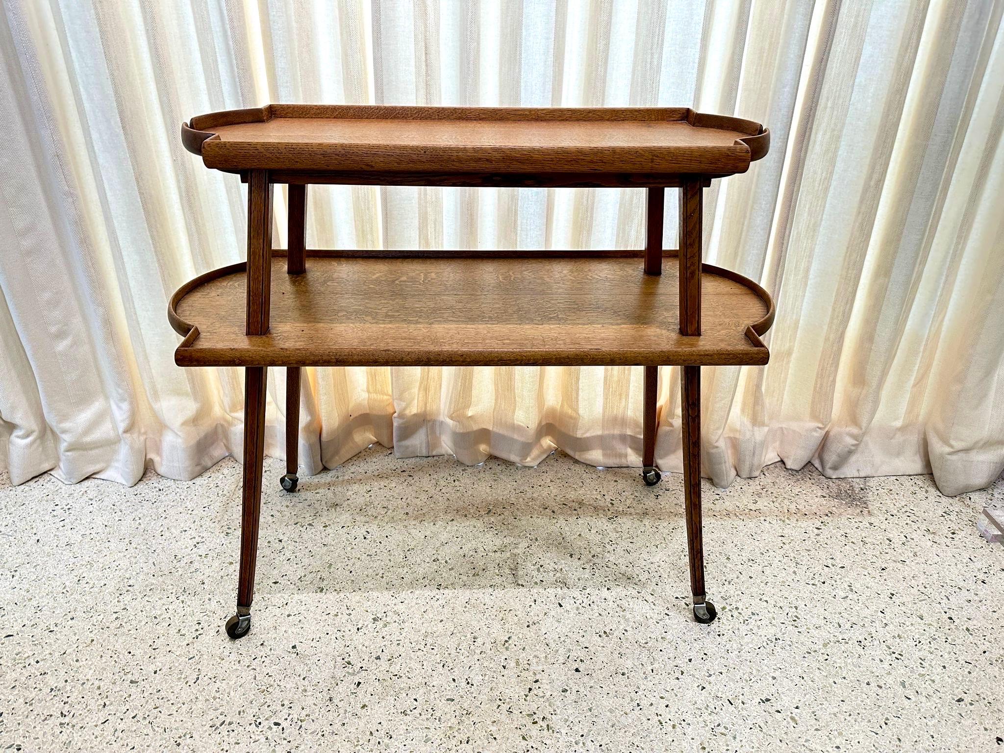 Milieu du XXe siècle Early 20th C. French Oak Two-Tier Serving Console Table on Casters (table console à deux niveaux en chêne français sur roulettes) en vente