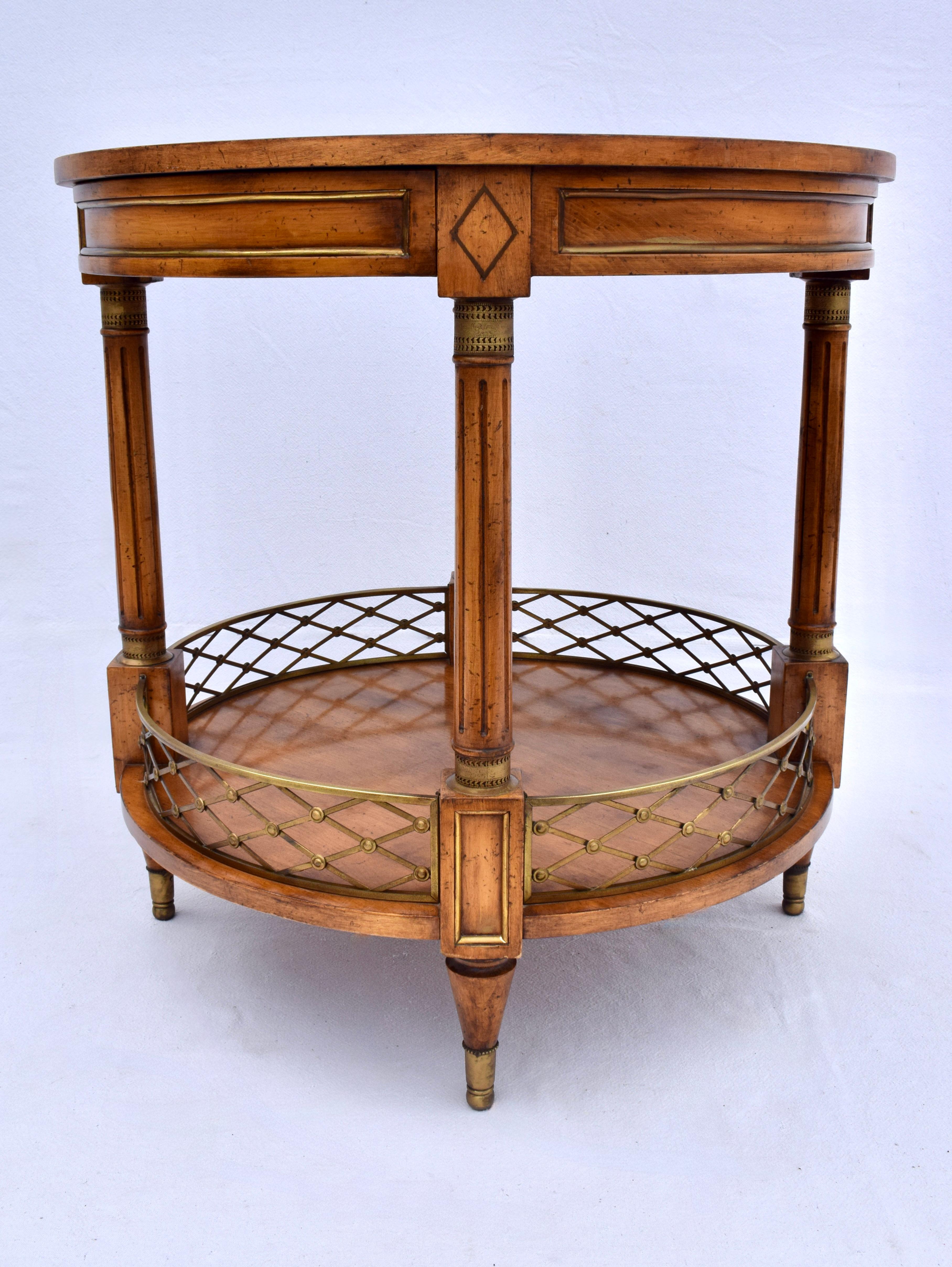 XX secolo Tavolino rotondo a due piani dei primi del Novecento di Beacon Hill Furniture in vendita