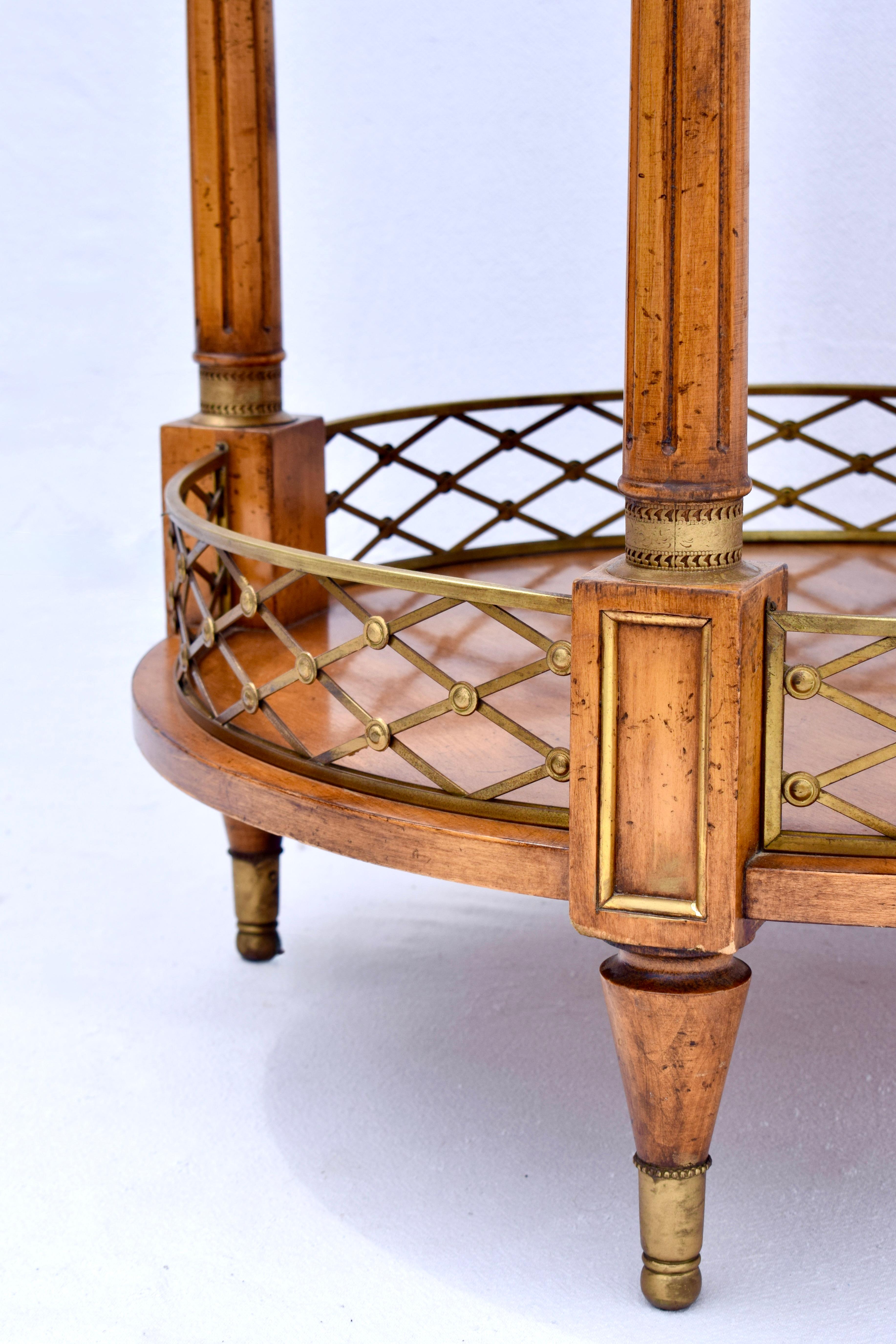 Ottone Tavolino rotondo a due piani dei primi del Novecento di Beacon Hill Furniture in vendita