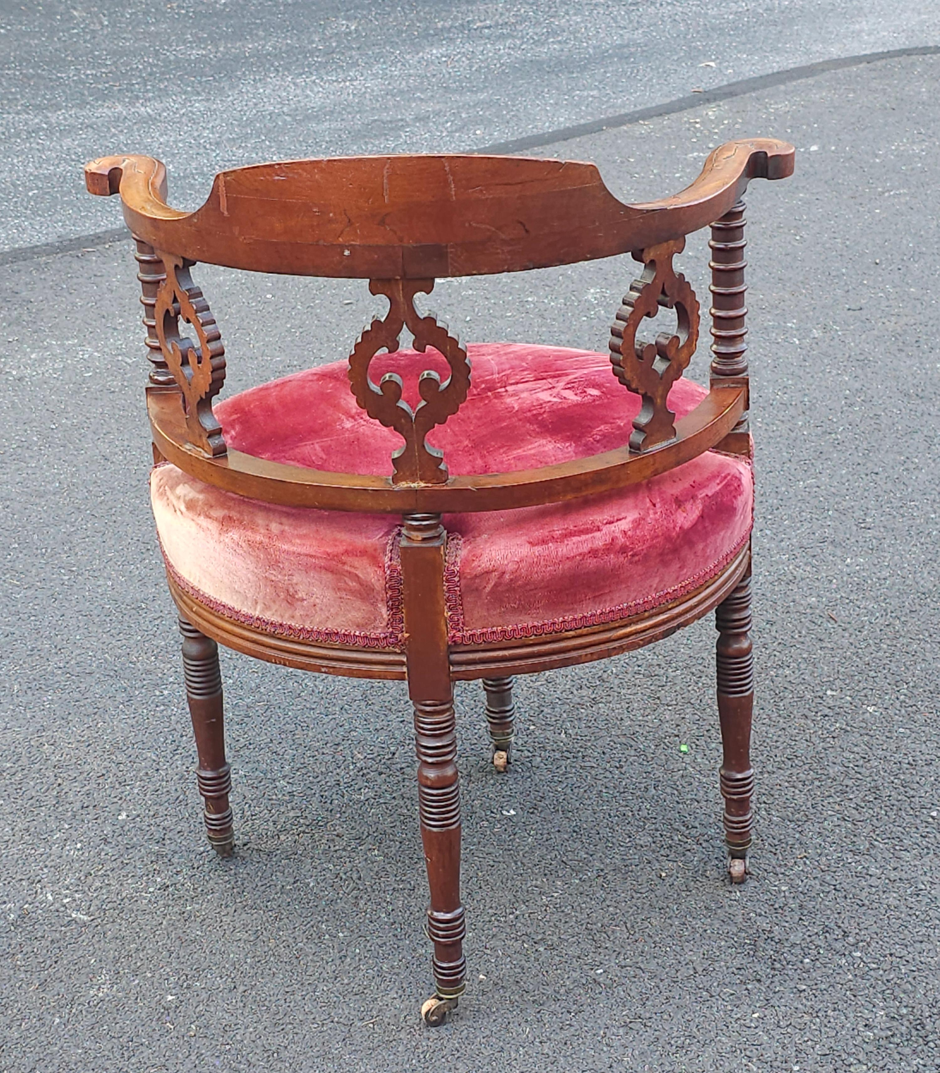Sedia Barel d'angolo in mogano e imbottita dei primi del Novecento. In condizioni buone in vendita a Germantown, MD