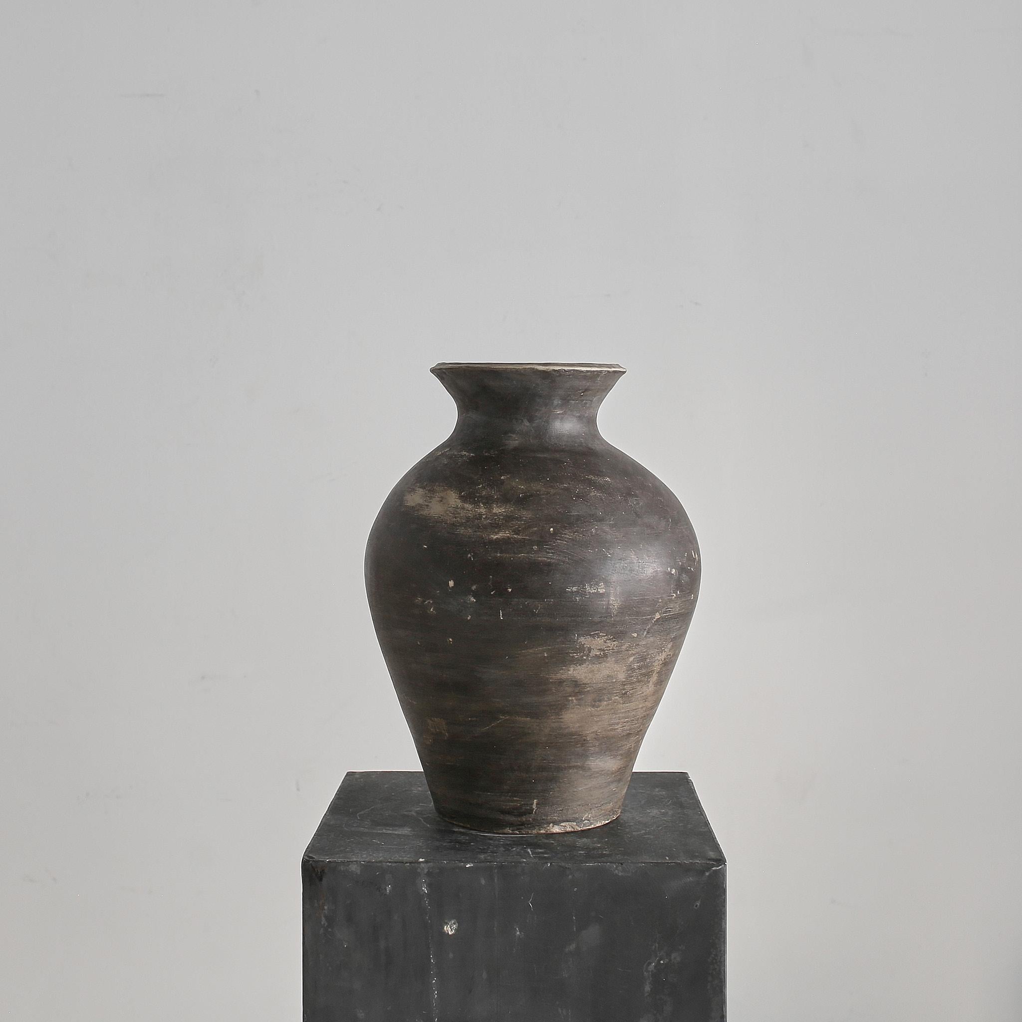 Japonais A.C.I.C. Vase japonais en terre cuite noire Wabi Sabi en vente